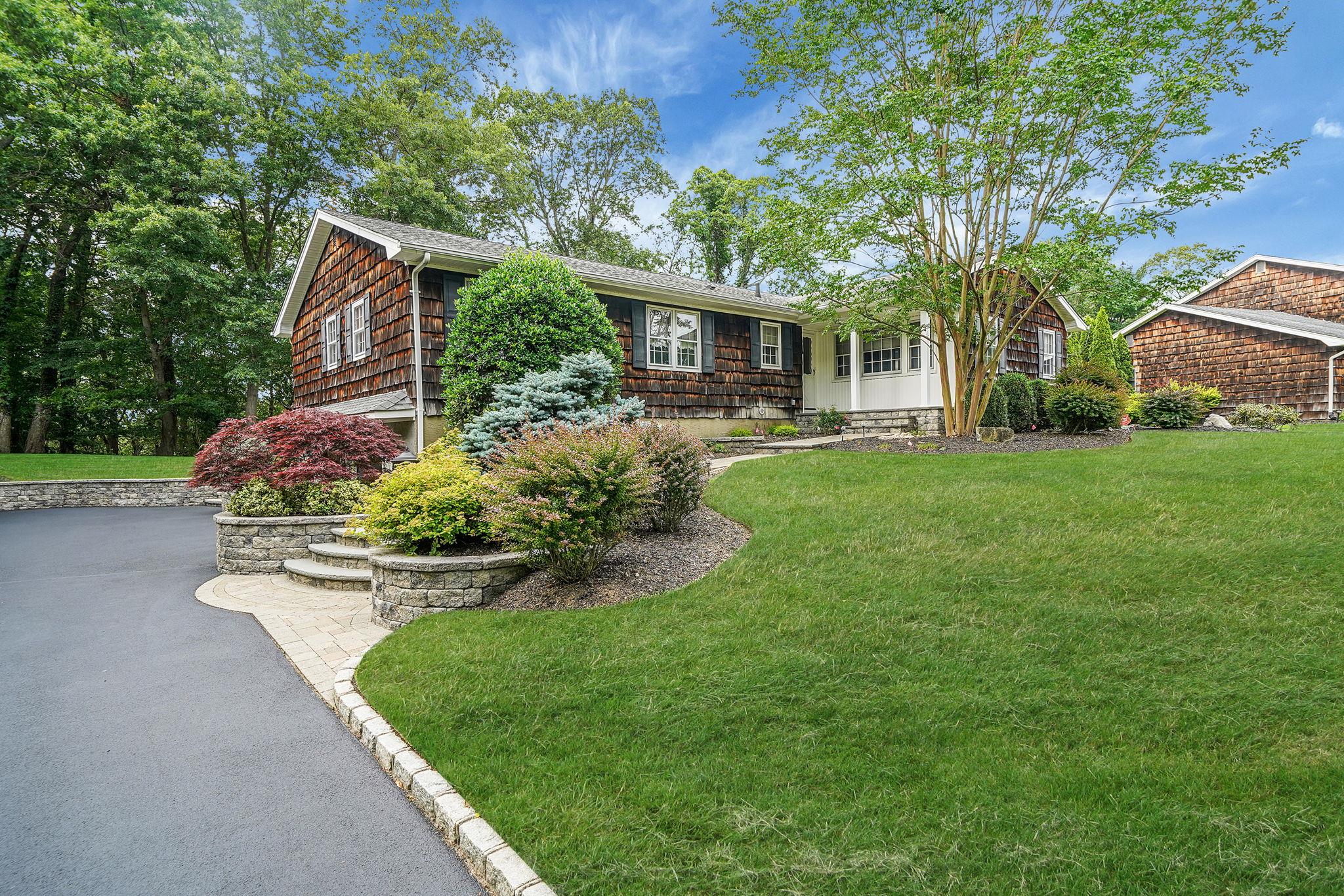 #1 photo, 30 Twixt Hills Road, سوفولك Saint James , NY 11780