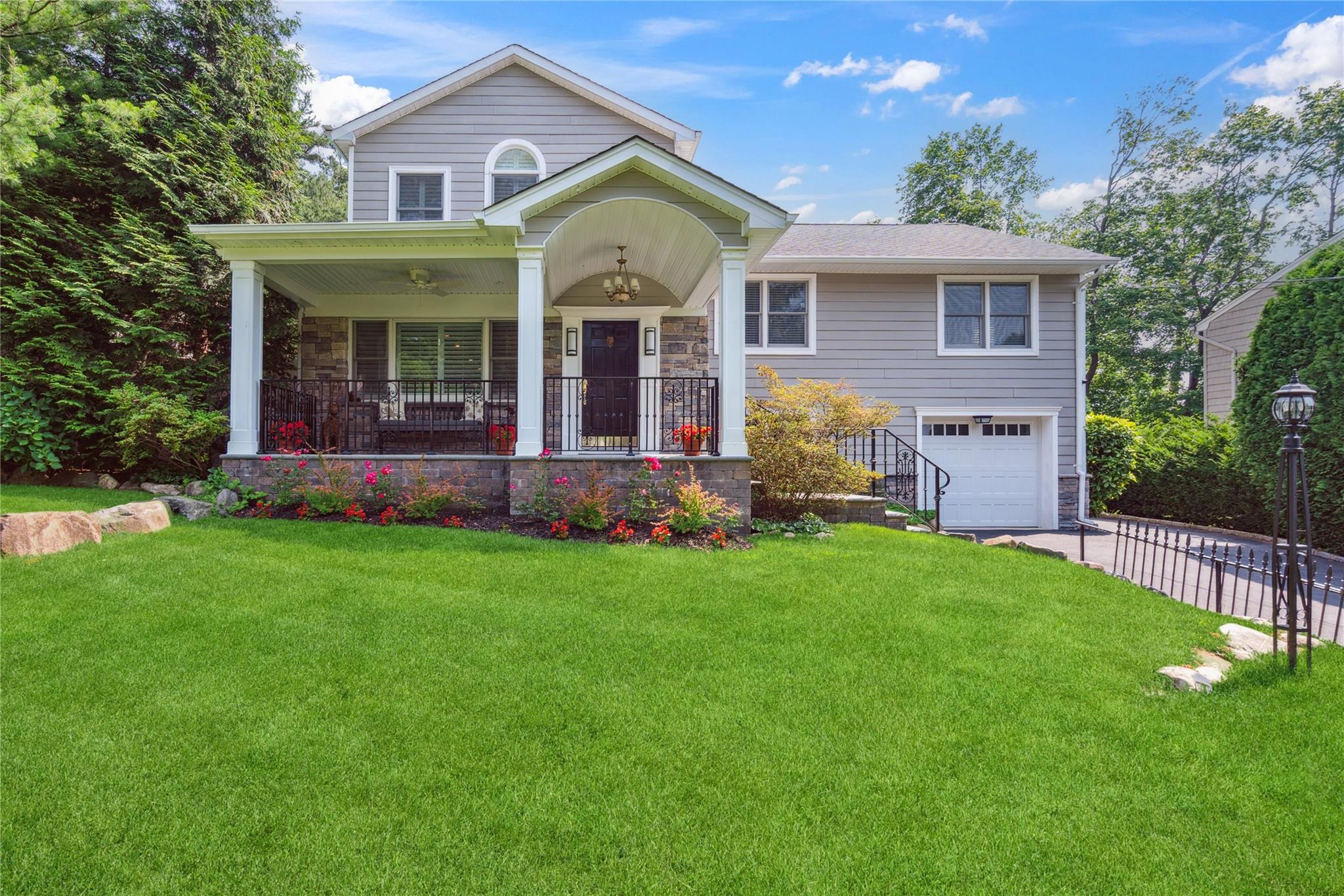 #1 photo, 4 Valley Road, ناسو Syosset , NY 11791