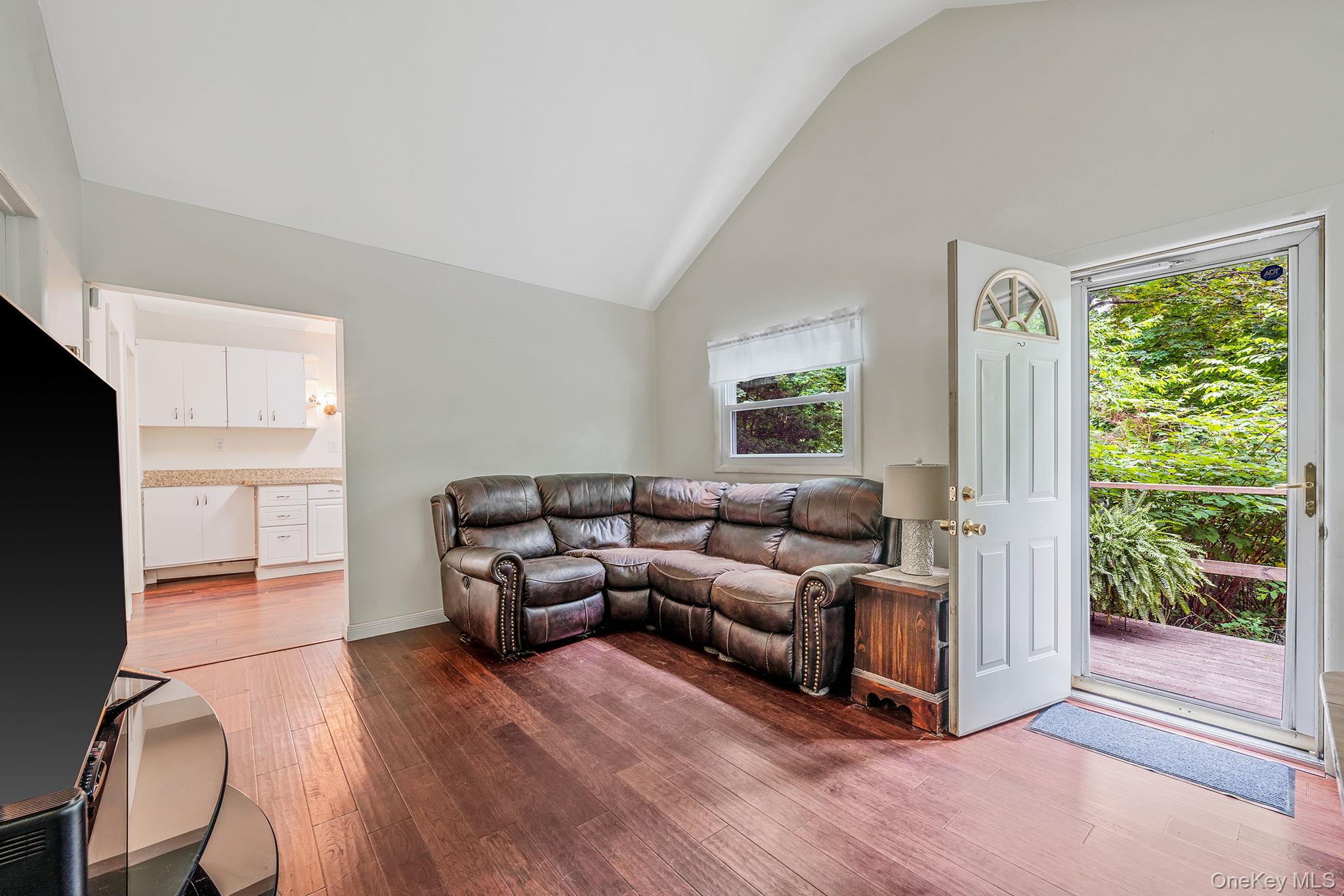 #8 photo, 7 1st Street, サフォーク郡 Nesconset , NY 11767