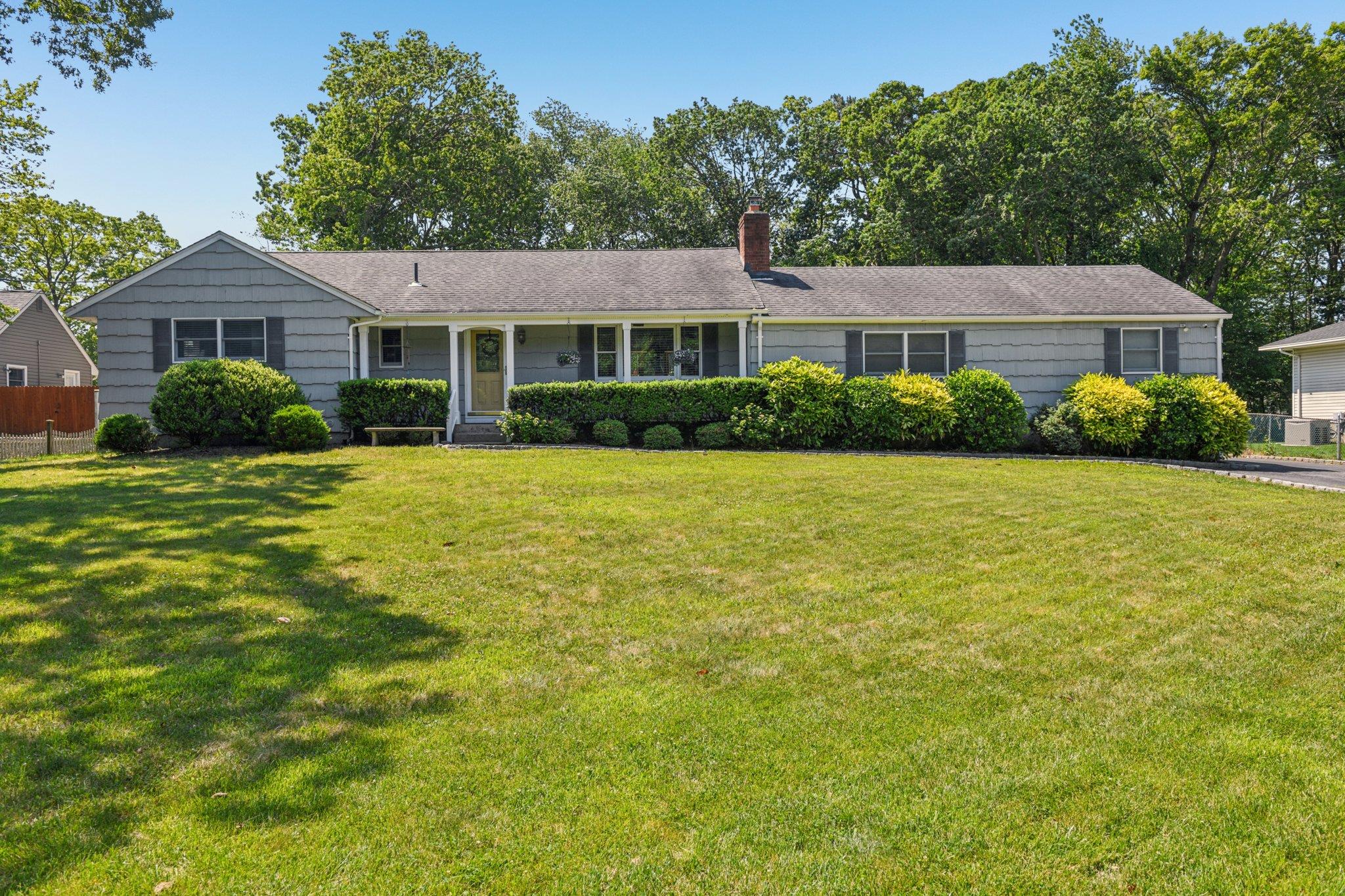 #1 photo, 1824 Spur Drive, سوفولك Islip Terrace , NY 11752