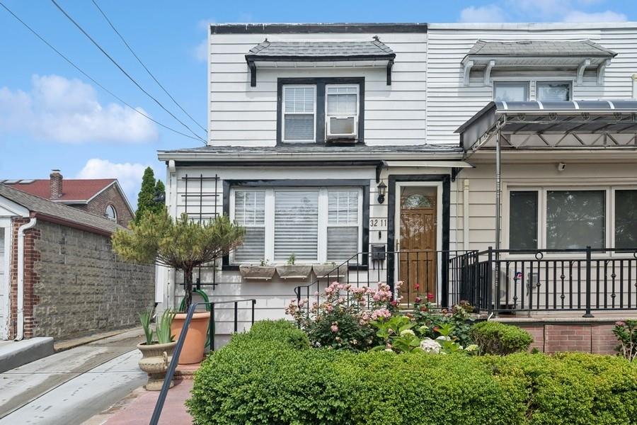 #2 photo, 3211 204th Street, كوينز Bayside , NY 11361