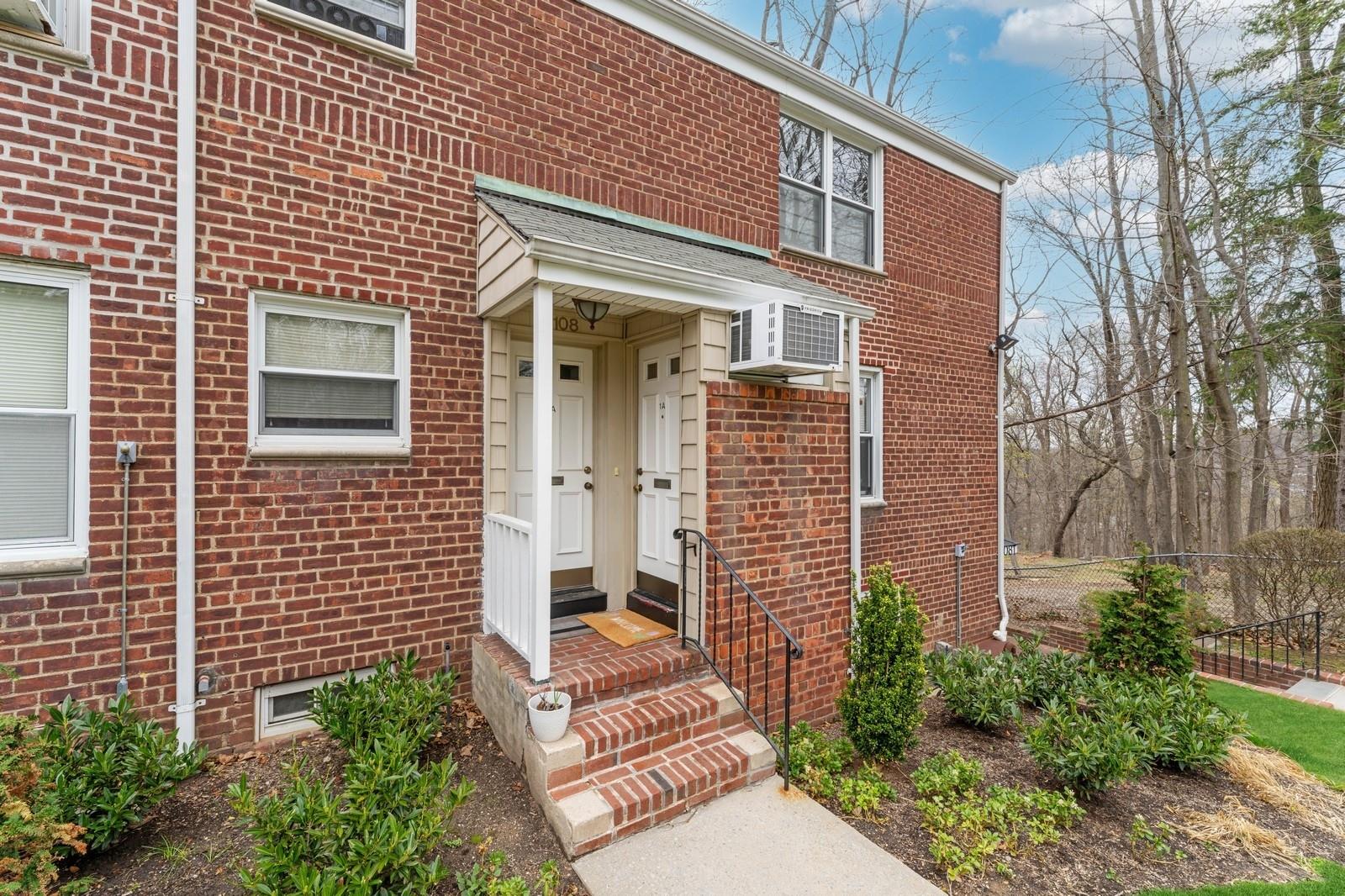 #1 photo, 108 Edwards Street, Roslyn Heights , NY 11577