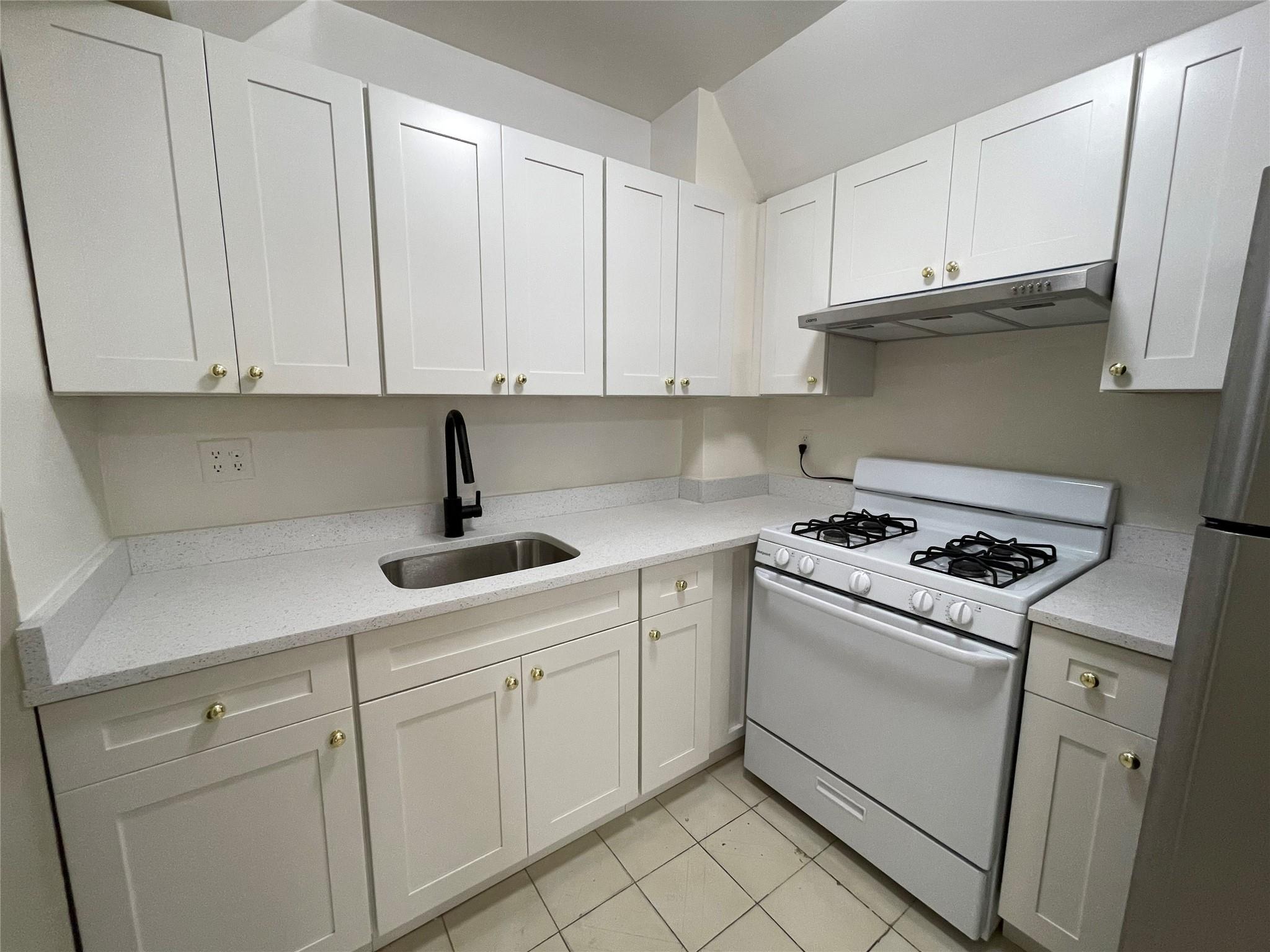 #1 photo, 4260 Colden Street, كوينز Flushing , NY 11355