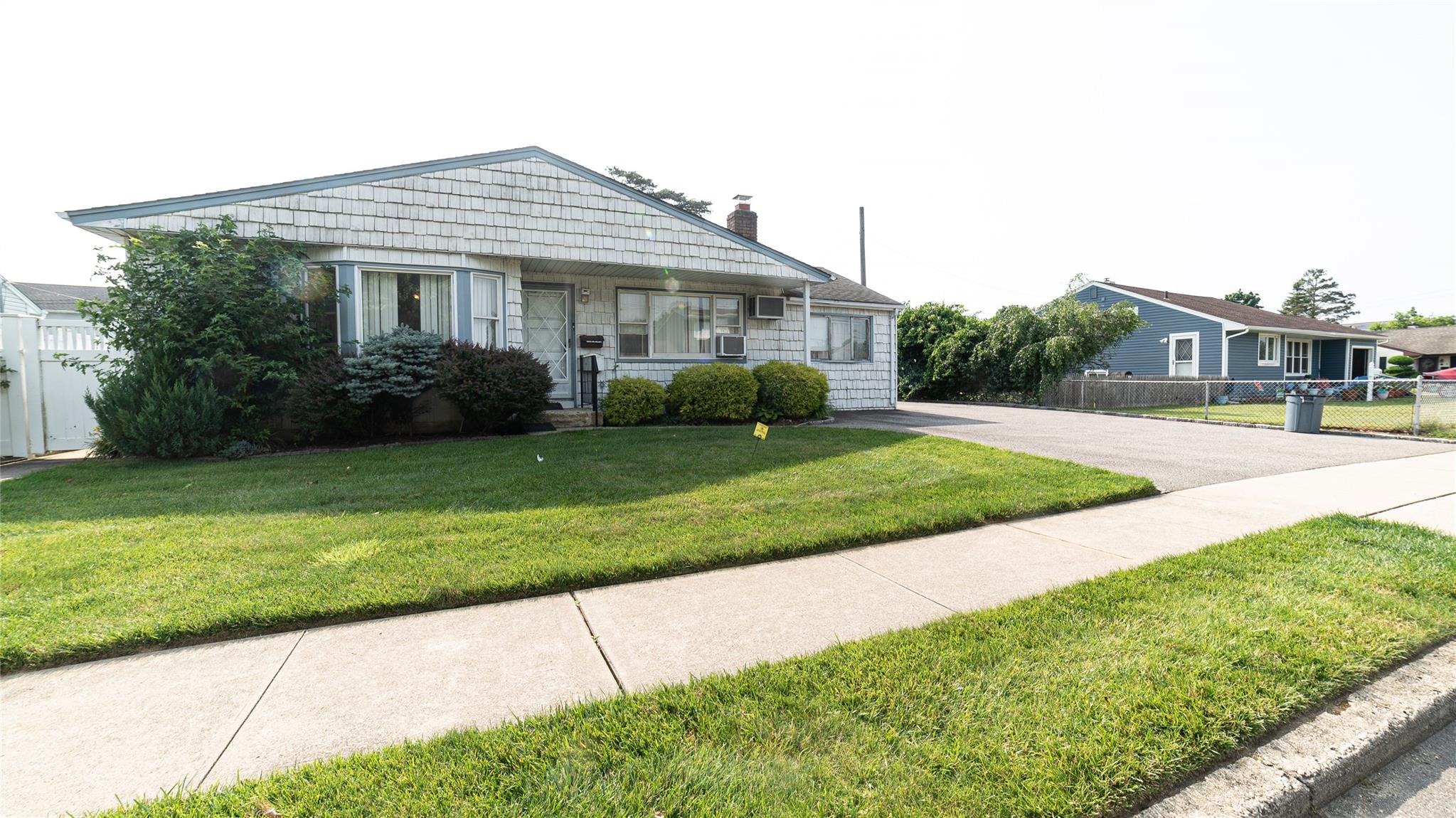 #1 photo, 14 Lois Lane, ناسو Farmingdale , NY 11735
