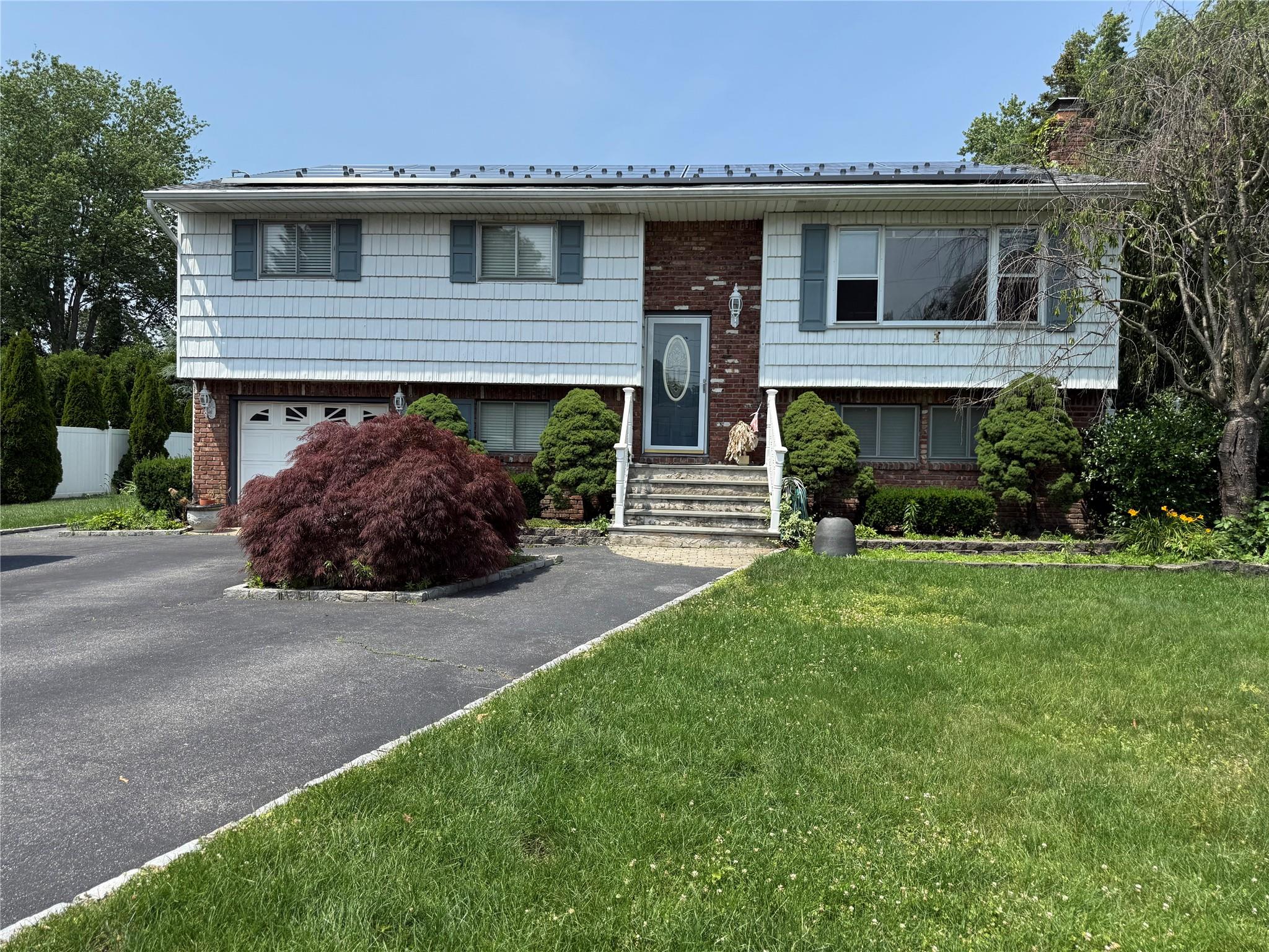 #1 photo, 331 Gillette Street, سوفولك Dix Hills , NY 11746
