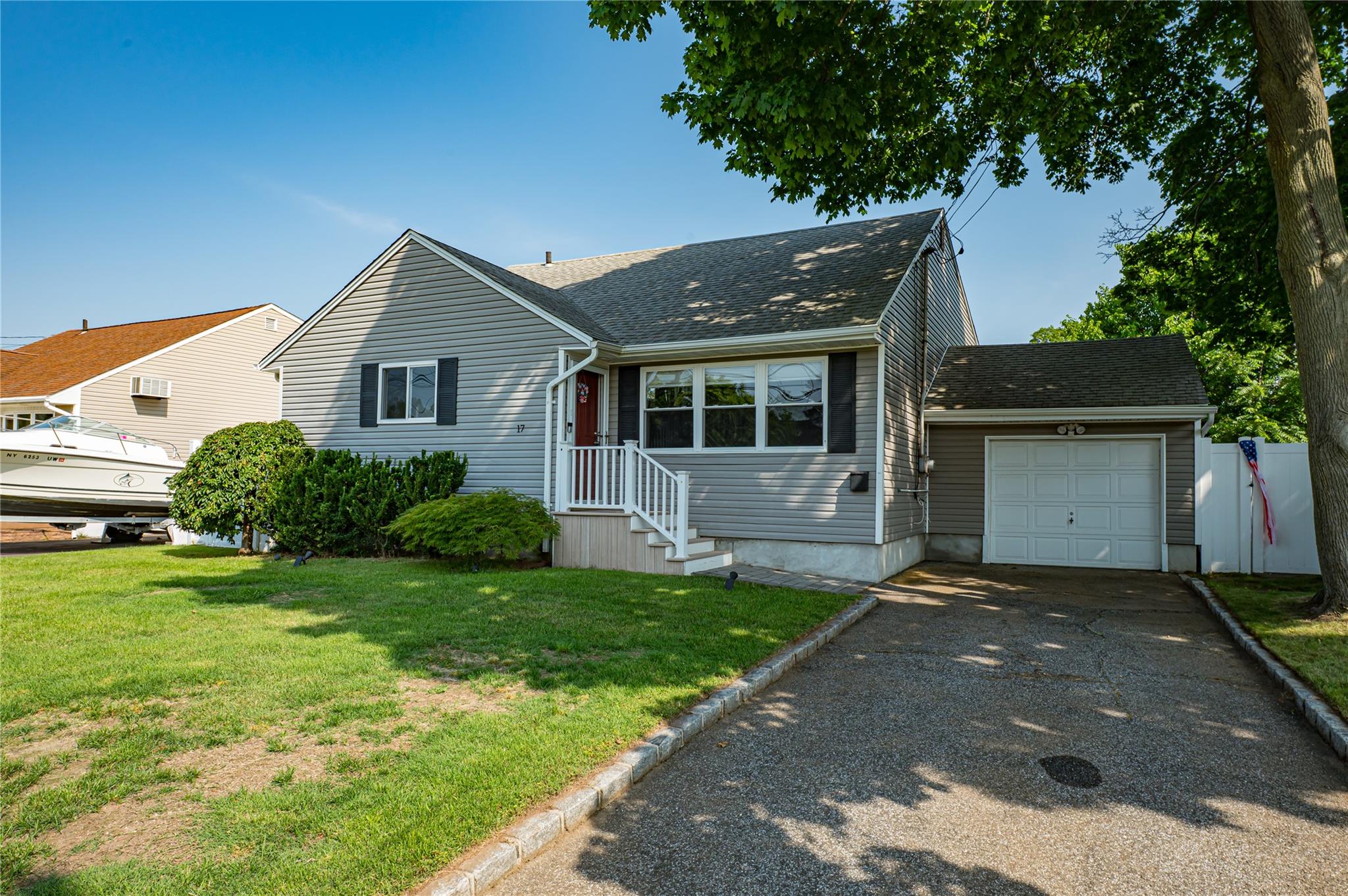#1 photo, 17 Abbott Street, سوفولك West Babylon , NY 11704