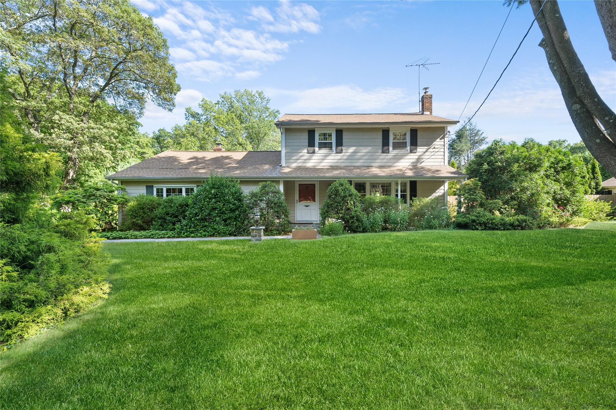 #1 photo, 12 W Sanders Street, Greenlawn , NY 11740