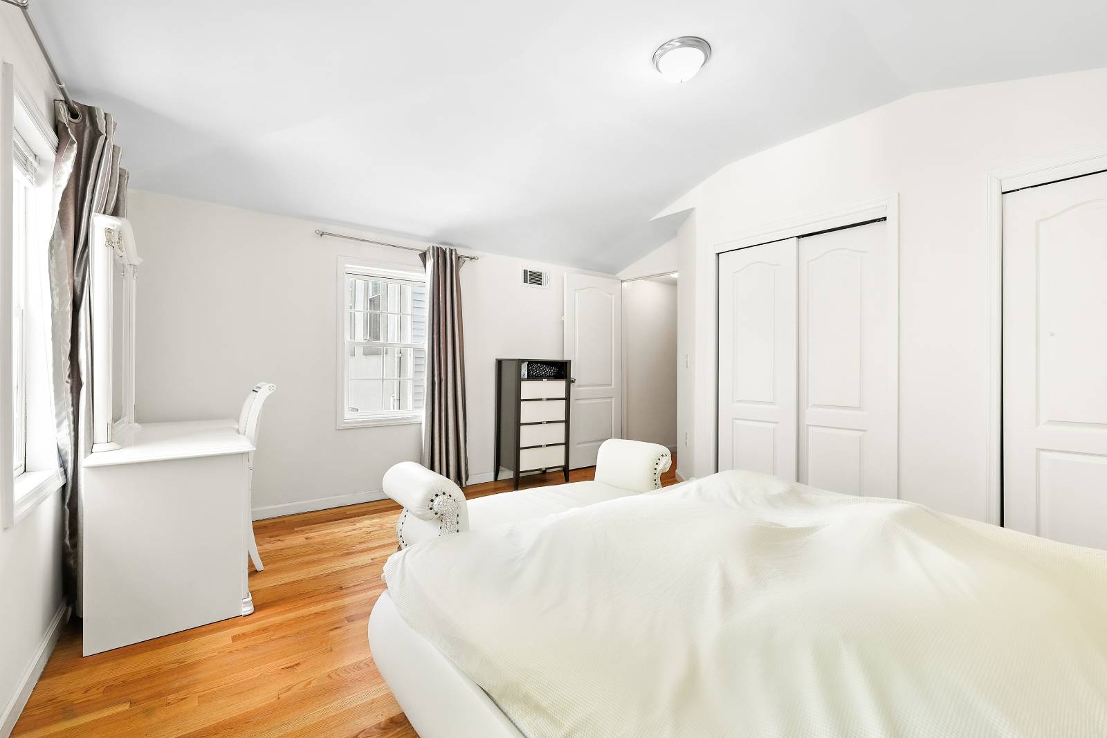 #18 photo, 42-19 214th pl, Bayside , NY 11361