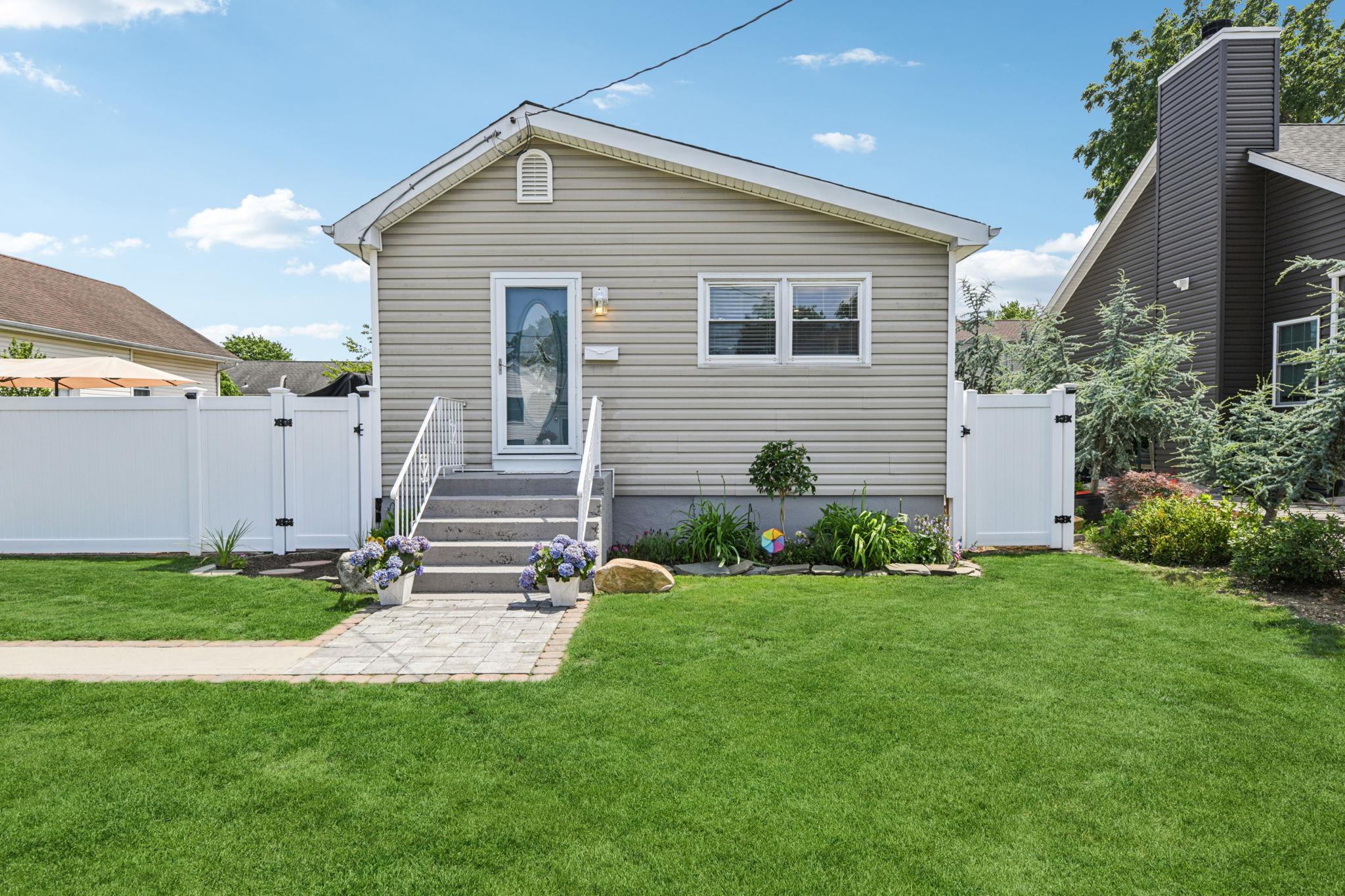 #1 photo, 2480 Poppy Street, 長島 East Meadow , NY 11554