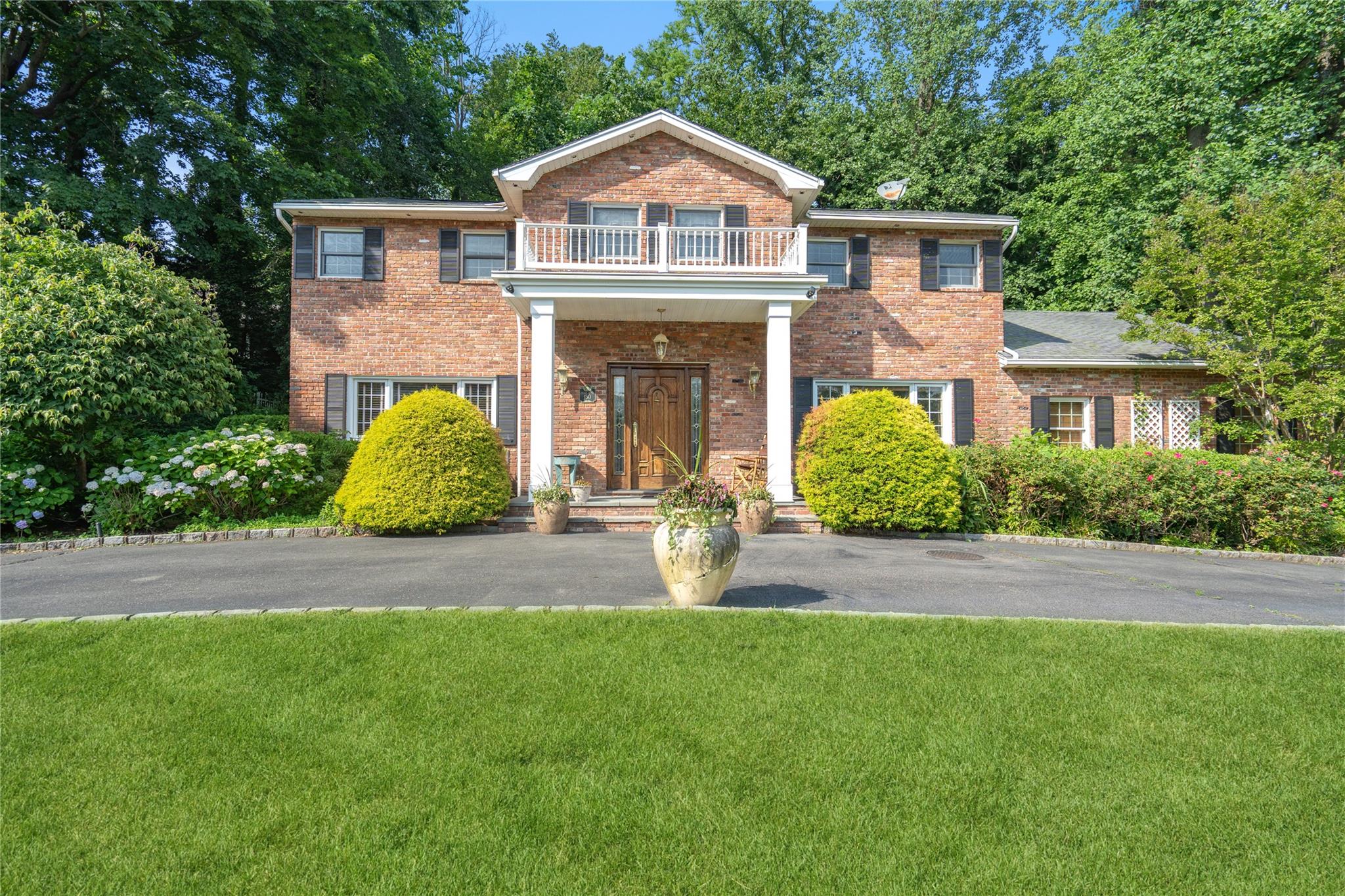 #1 photo, 180 Peach Drive, ناسو East Hills , NY 11576