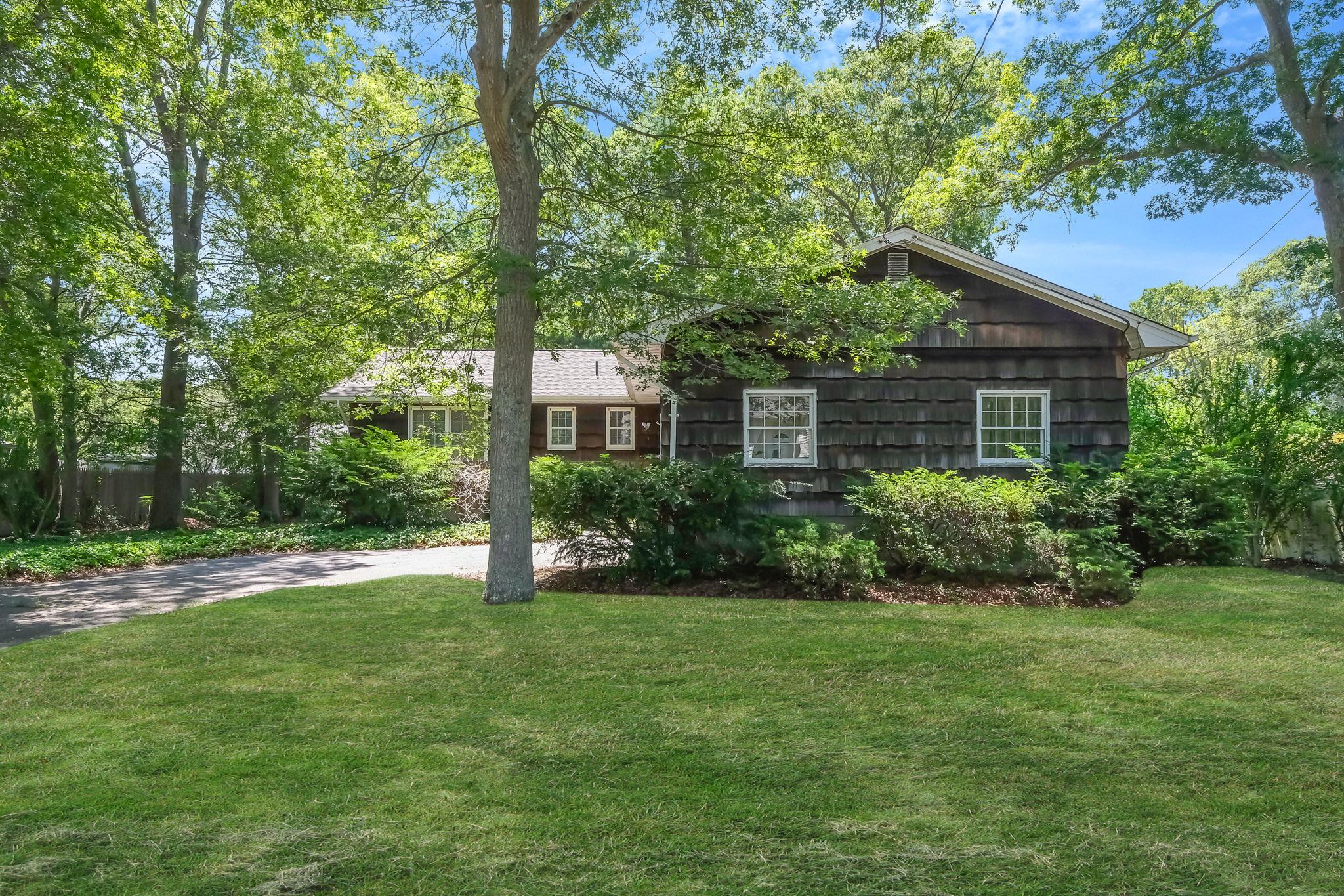 #1 photo, 6 Bayside Avenue, سوفولك Medford , NY 11763