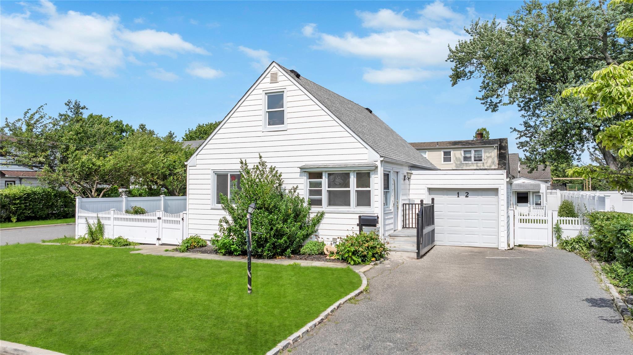 #1 photo, 12 Schiller Street, 長島 Hicksville , NY 11801