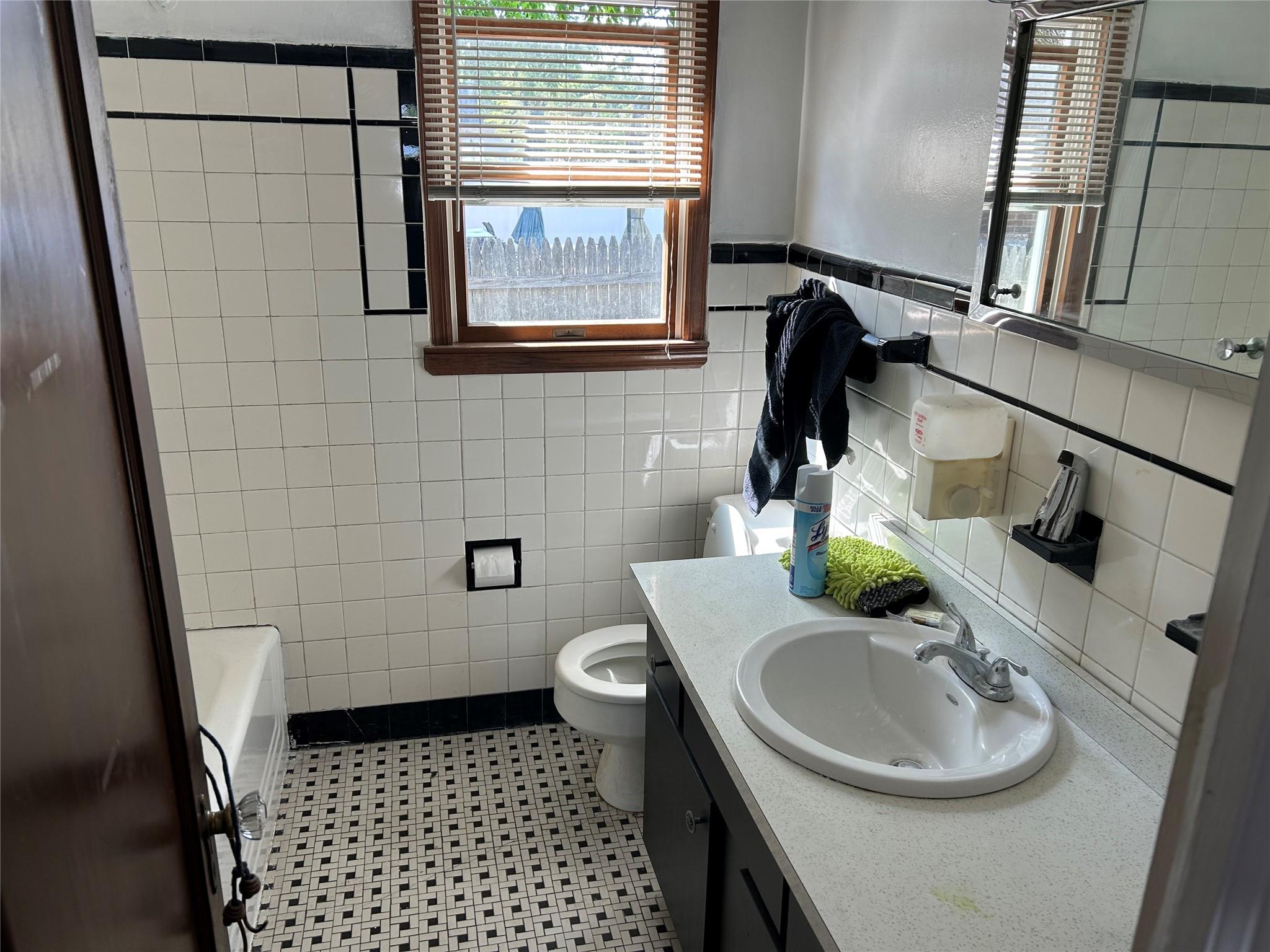 #13 photo, 153 W Main Street, サフォーク郡 Kings Park , NY 11754