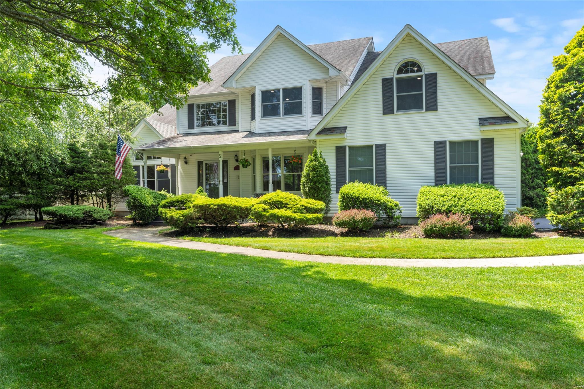 #1 photo, 2 Old Brookville Court, 東長島 Manorville , NY 11949