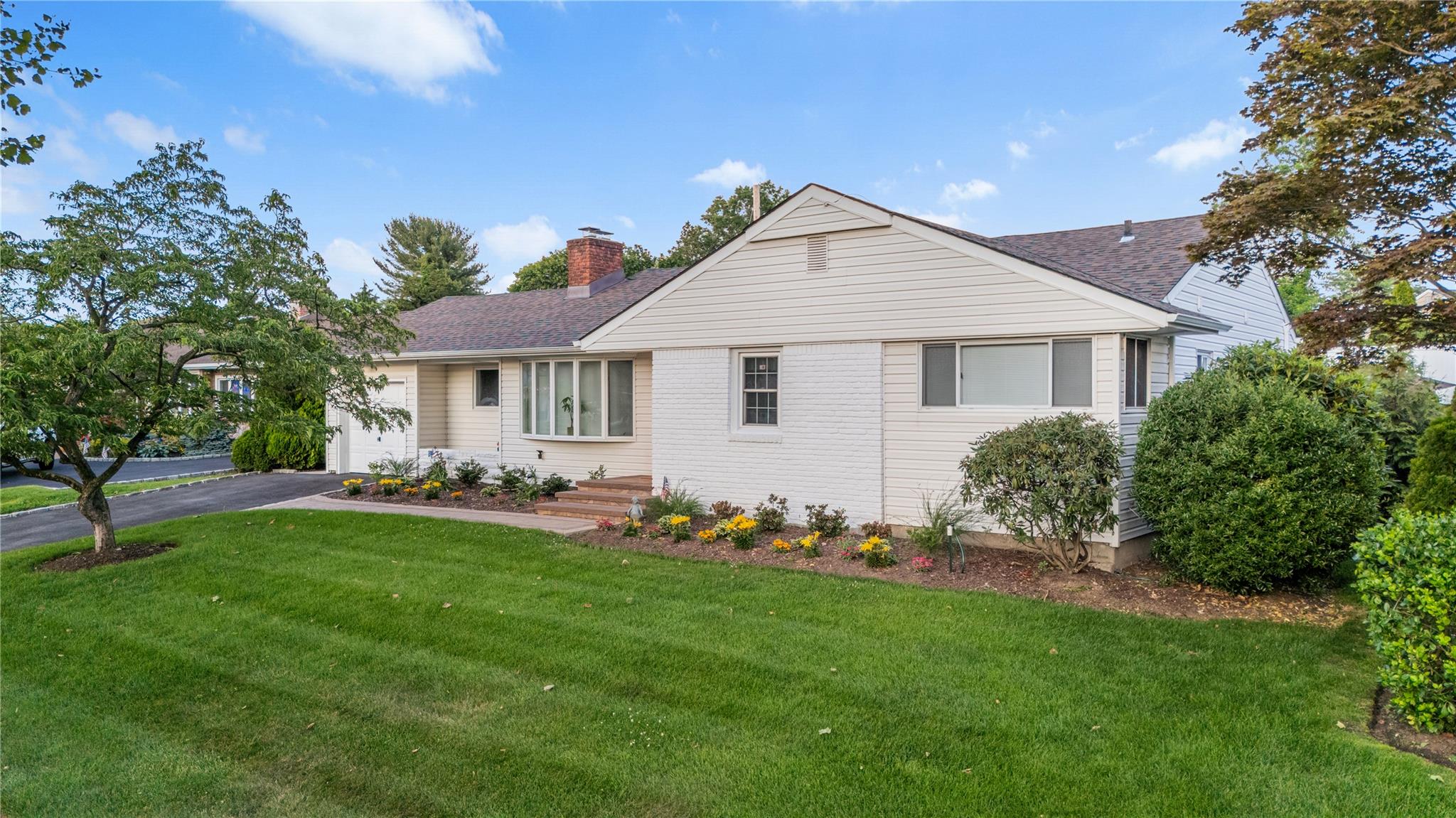 #1 photo, 1942 Lilac Drive, ناسو Westbury , NY 11590