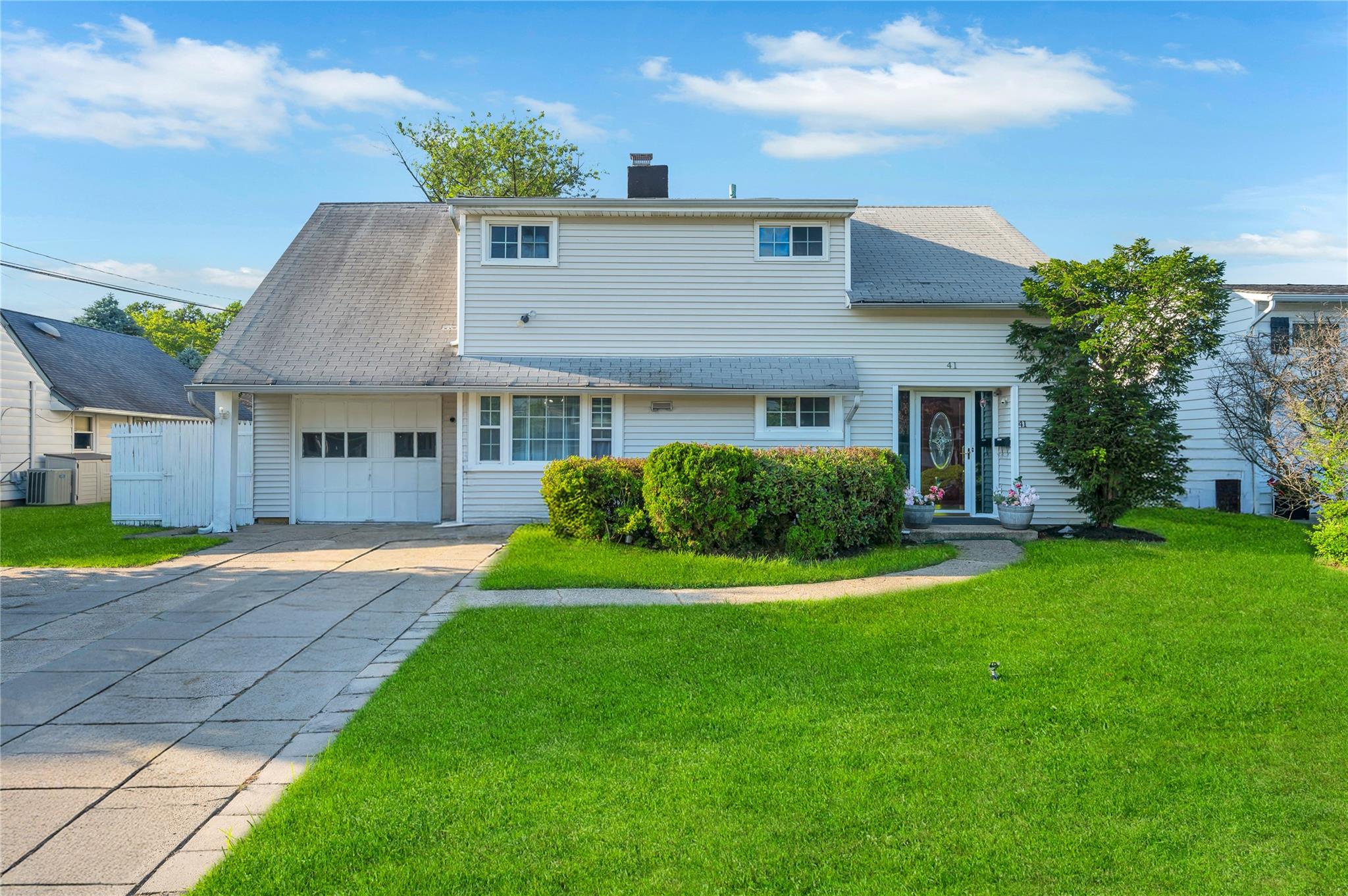 #1 photo, 41 Meridian Road, ناسو Levittown , NY 11756