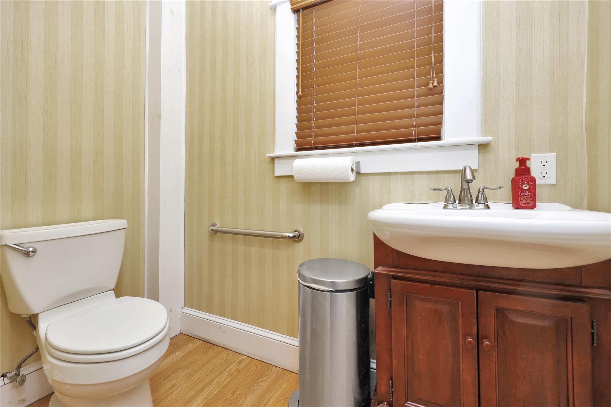 #12 photo, 111 Conklin Street, ناسو Farmingdale , NY 11735