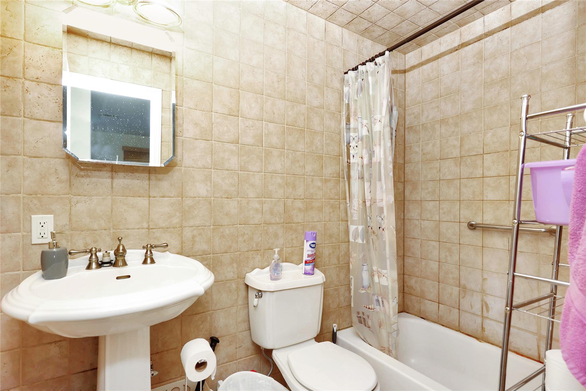 #15 photo, 111 Conklin Street, ناسو Farmingdale , NY 11735