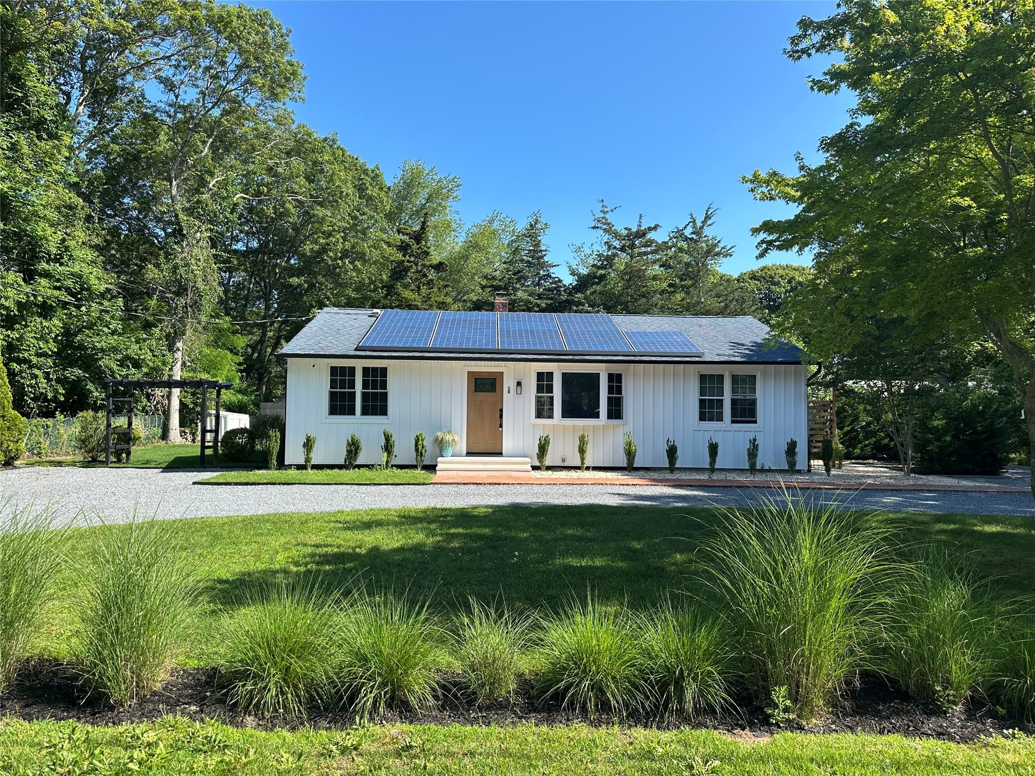 #1 photo, 10 Chevy Chase Road, سوفولك Hampton Bays , NY 11946