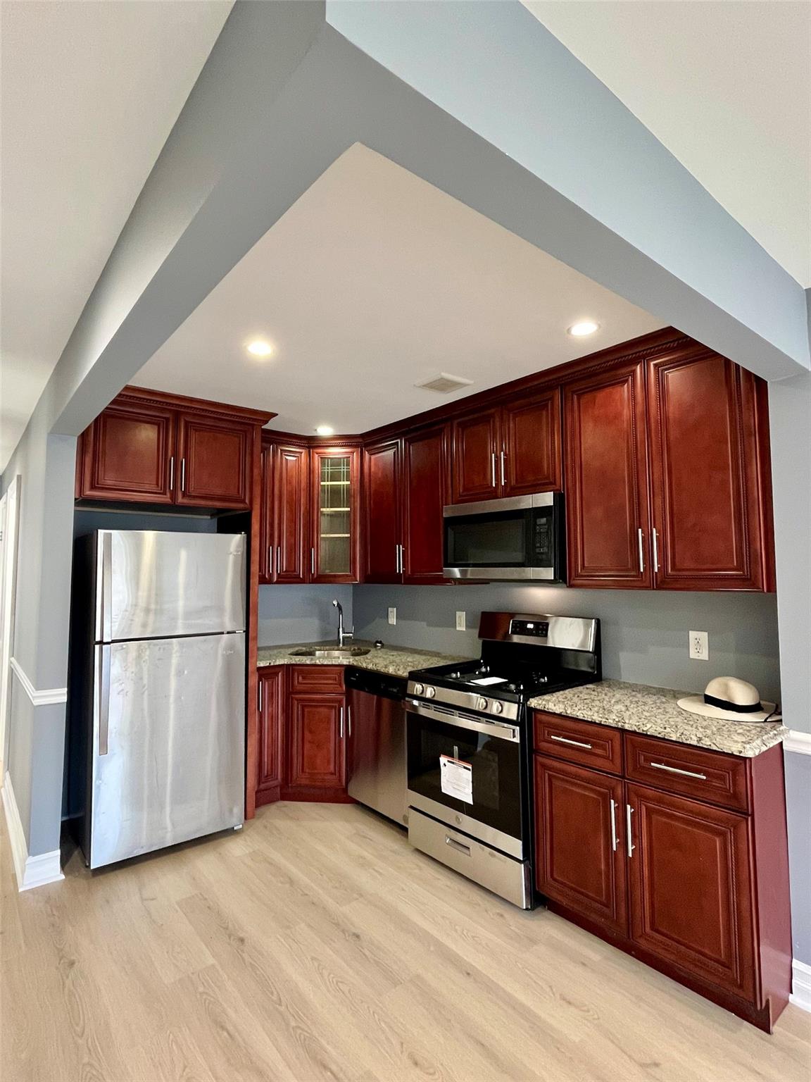 #7 photo, 819 Hollywood Avenue, برونكس Bronx , NY 10465