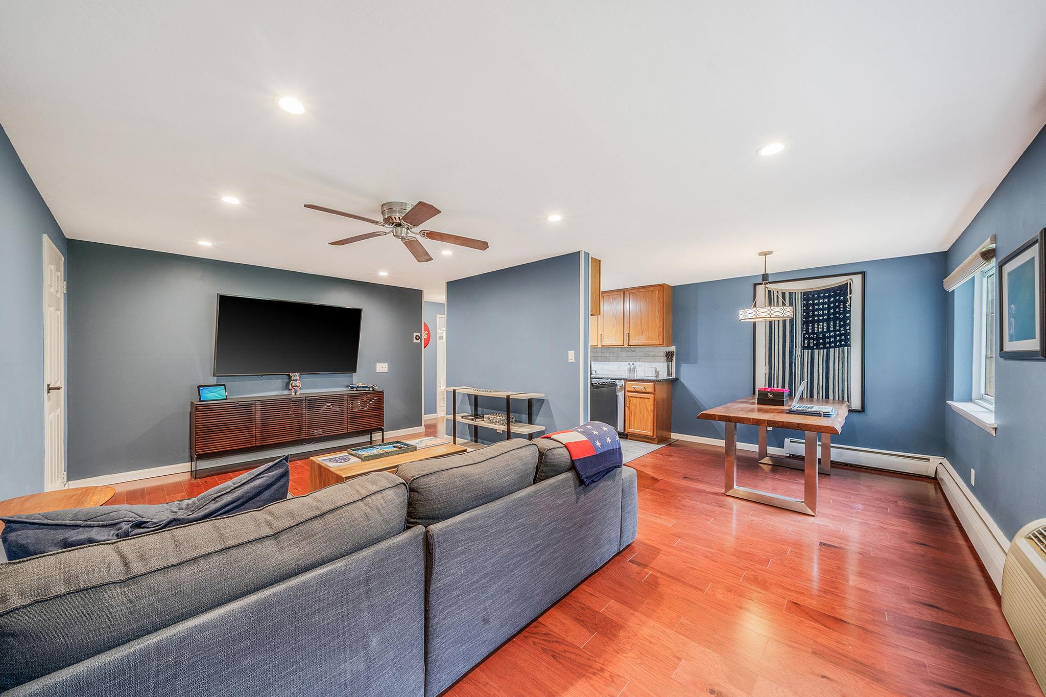#1 photo, 114 Jervis Avenue, ناسو Farmingdale , NY 11735
