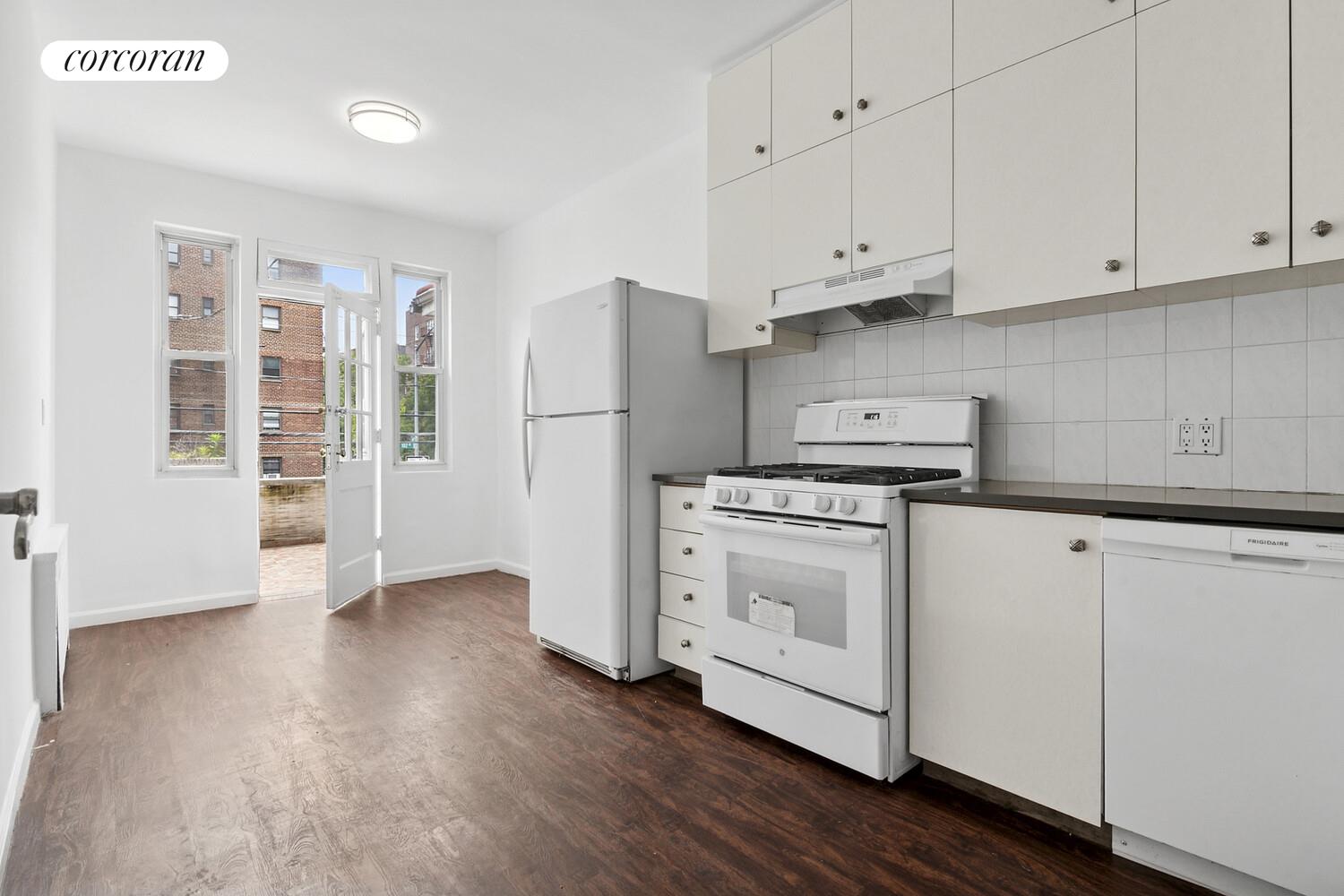 #8 photo, 64-03 102ND Street, クイーンズ区 Forest Hills , NY 11374