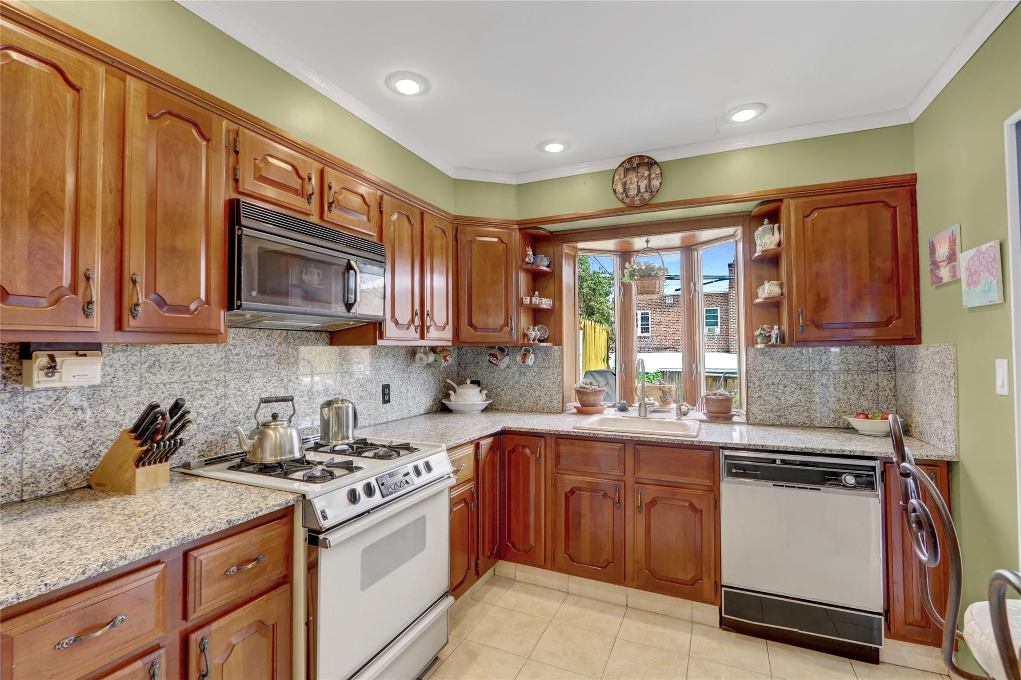 #9 photo, 25-27 76th Street, クイーンズ区 Jackson Heights , NY 11370