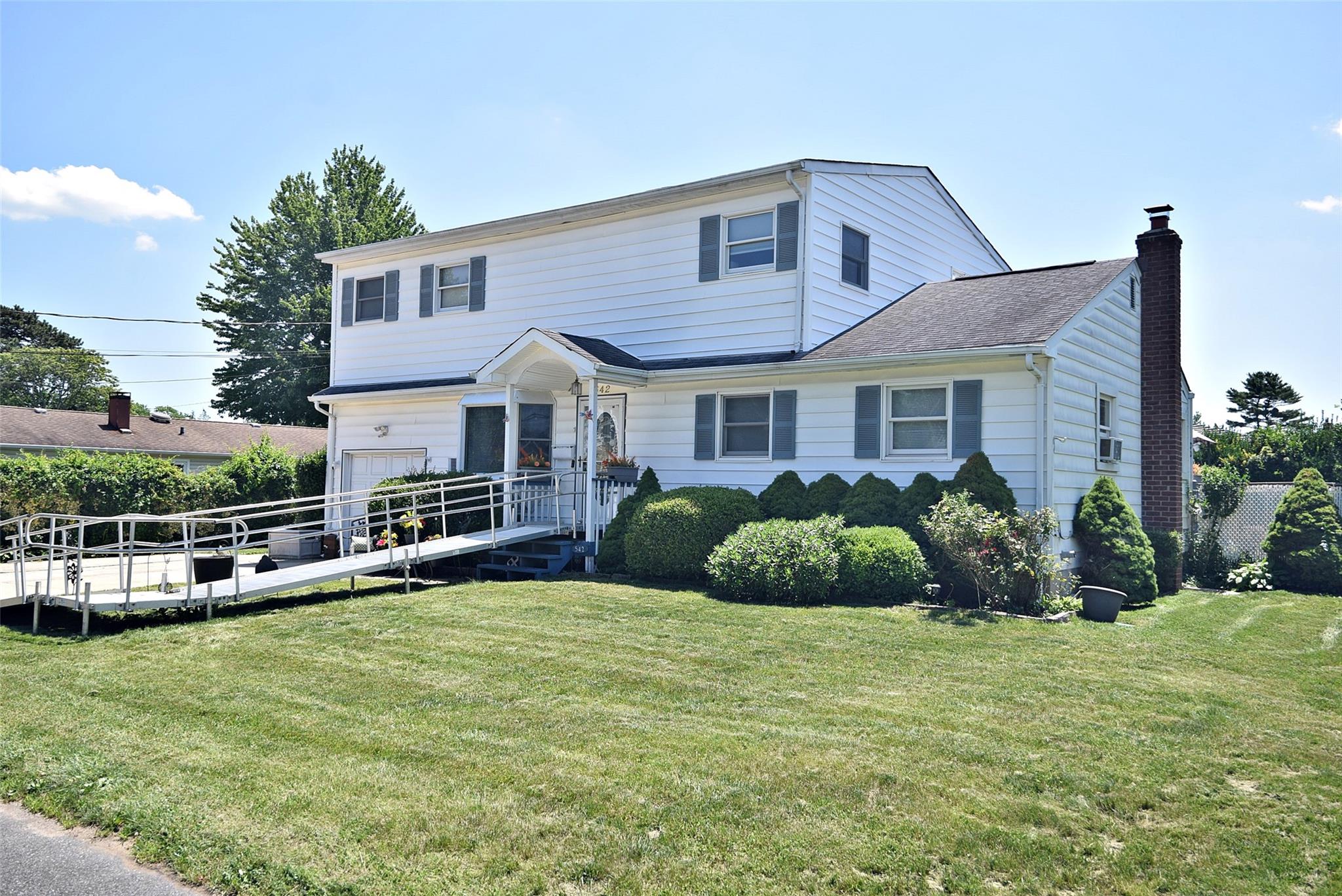 #1 photo, 542 Outlook Avenue, 東長島 West Babylon , NY 11704