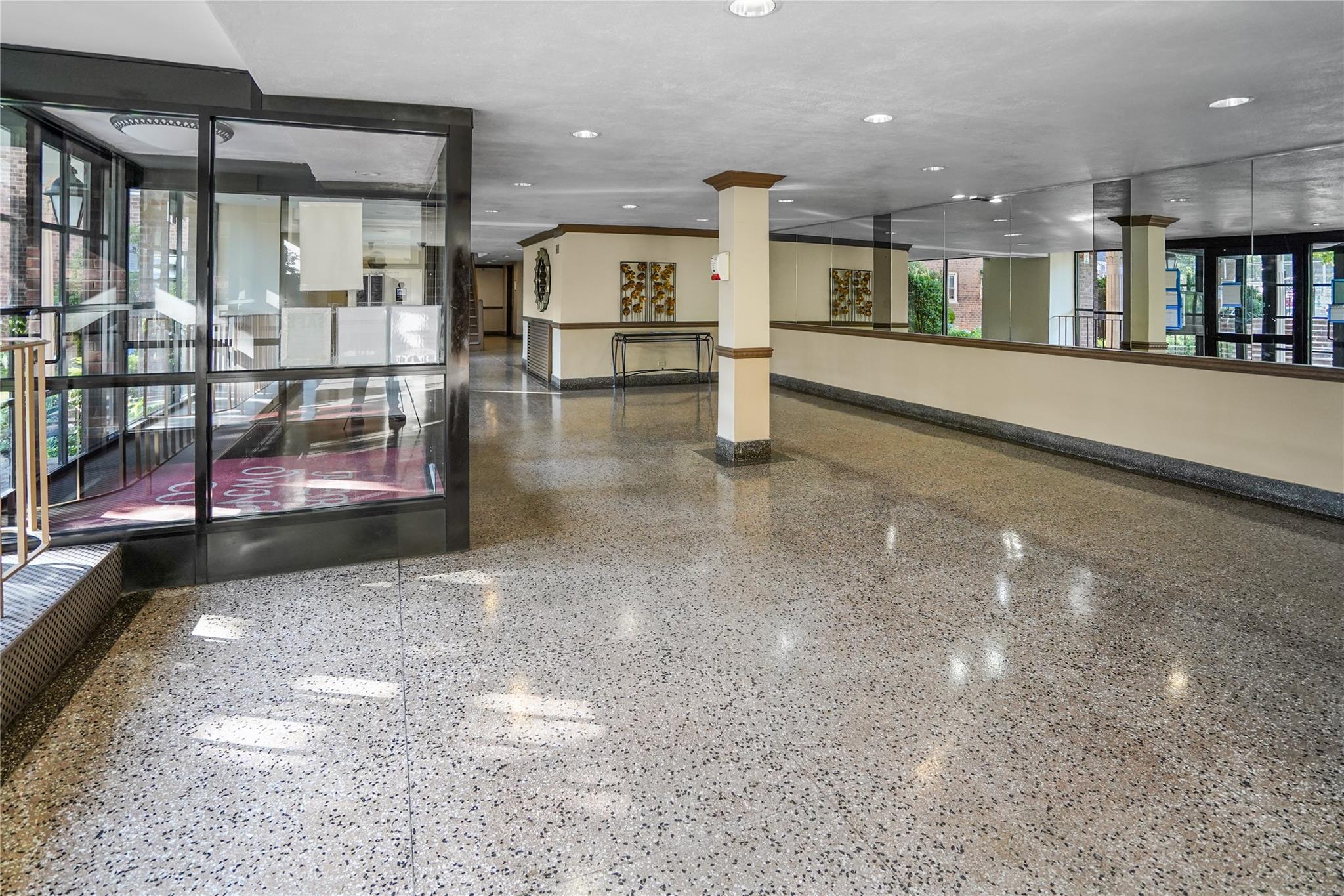 #12 photo, 63-61 Yellowstone Boulevard, クイーンズ区 Forest Hills , NY 11375