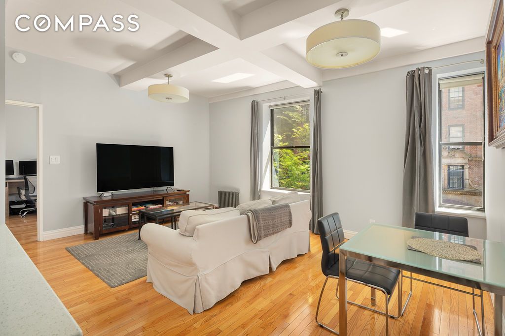 #1 photo, 23 E 10th Street, מנהטן Greenwich Village , NY 10003