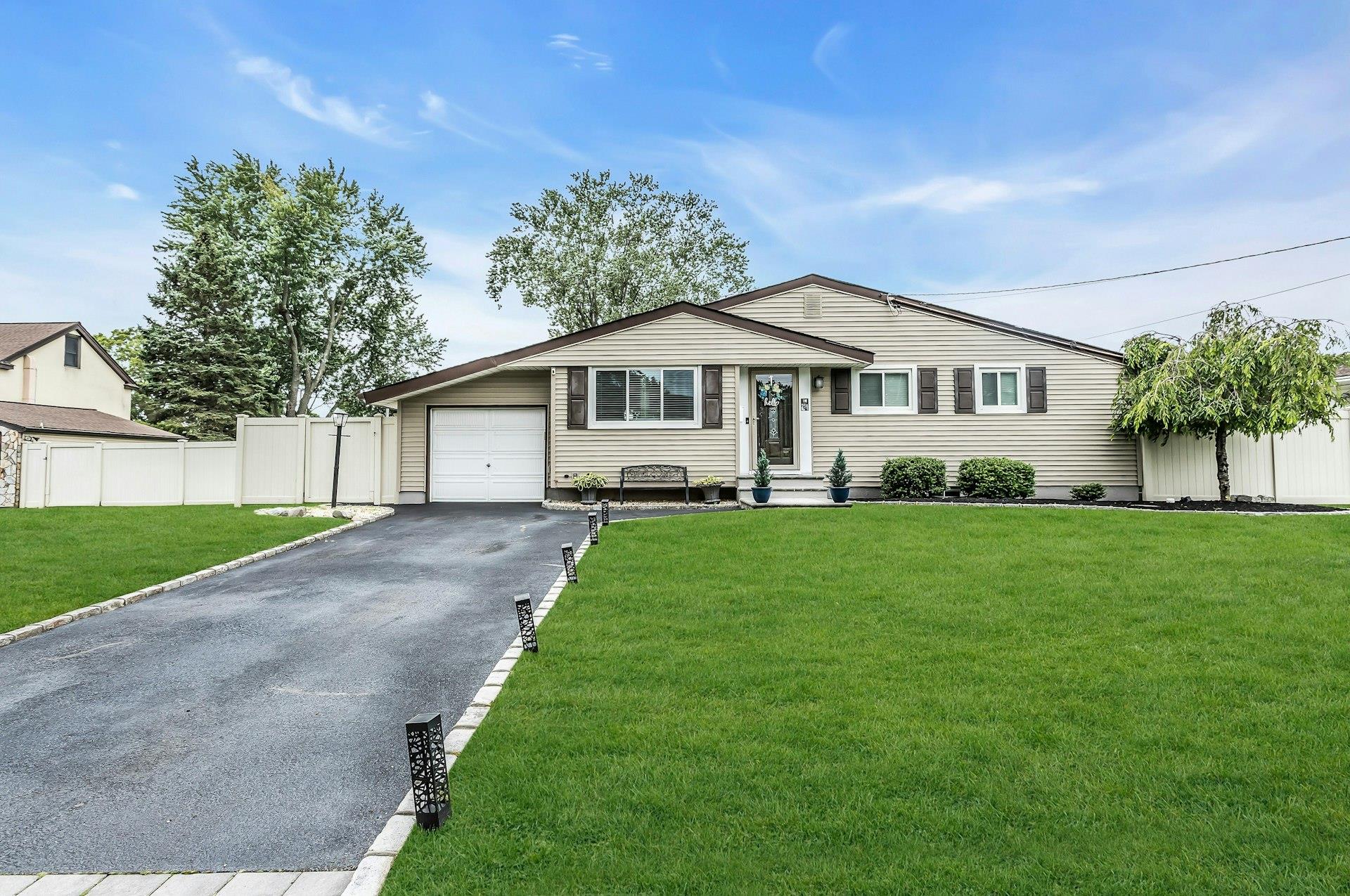 #1 photo, 258 W 10th Street, 東長島 鹿园 Deer Park , NY 11729