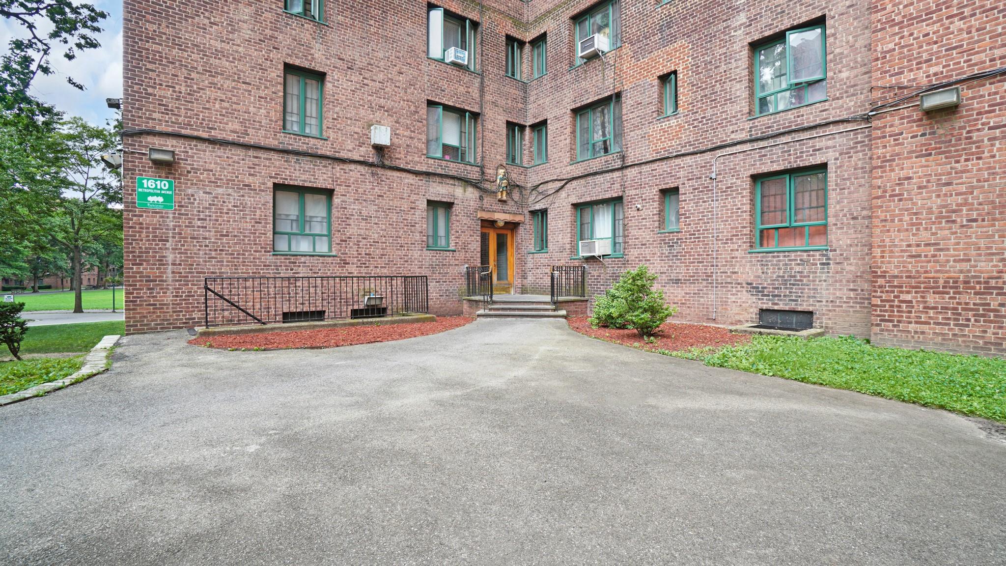 #1 photo, 1610 Metropolitan Avenue, برونكس Bronx , NY 10462