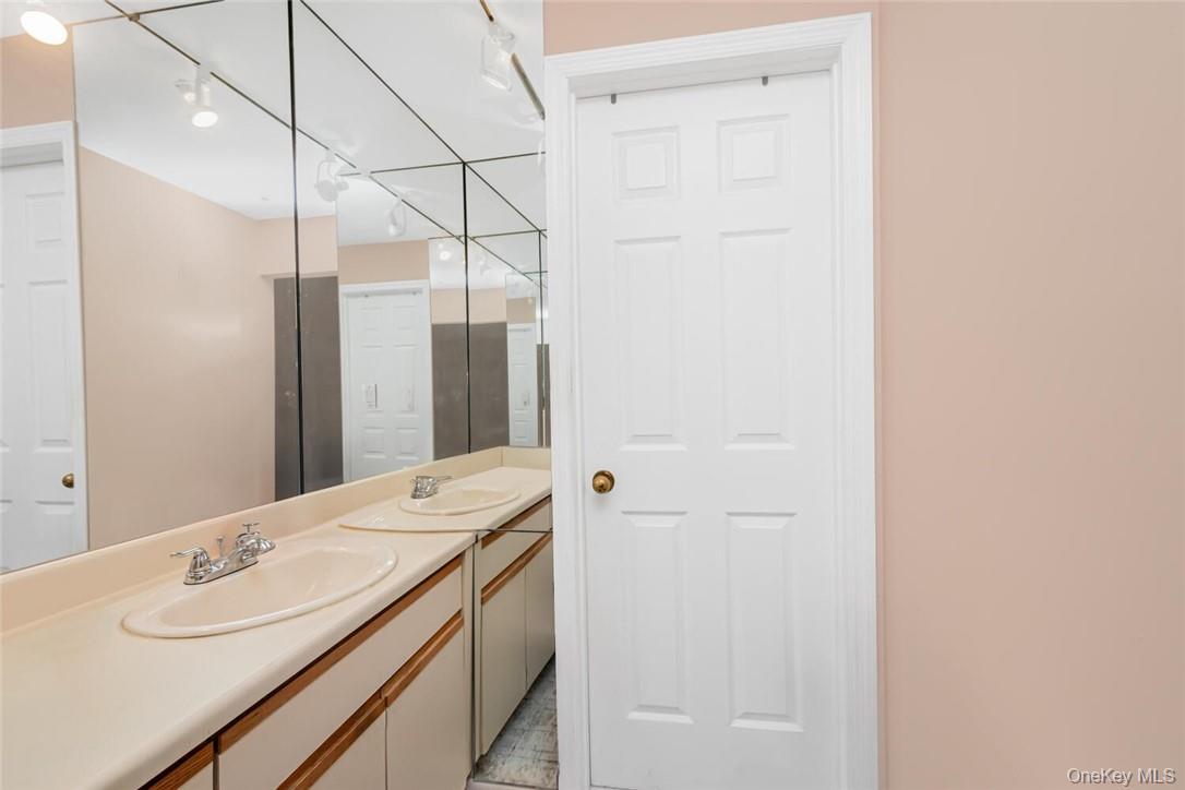 #9 photo, 10 Nob Hill Drive, 紐約州 Elmsford , NY 10523