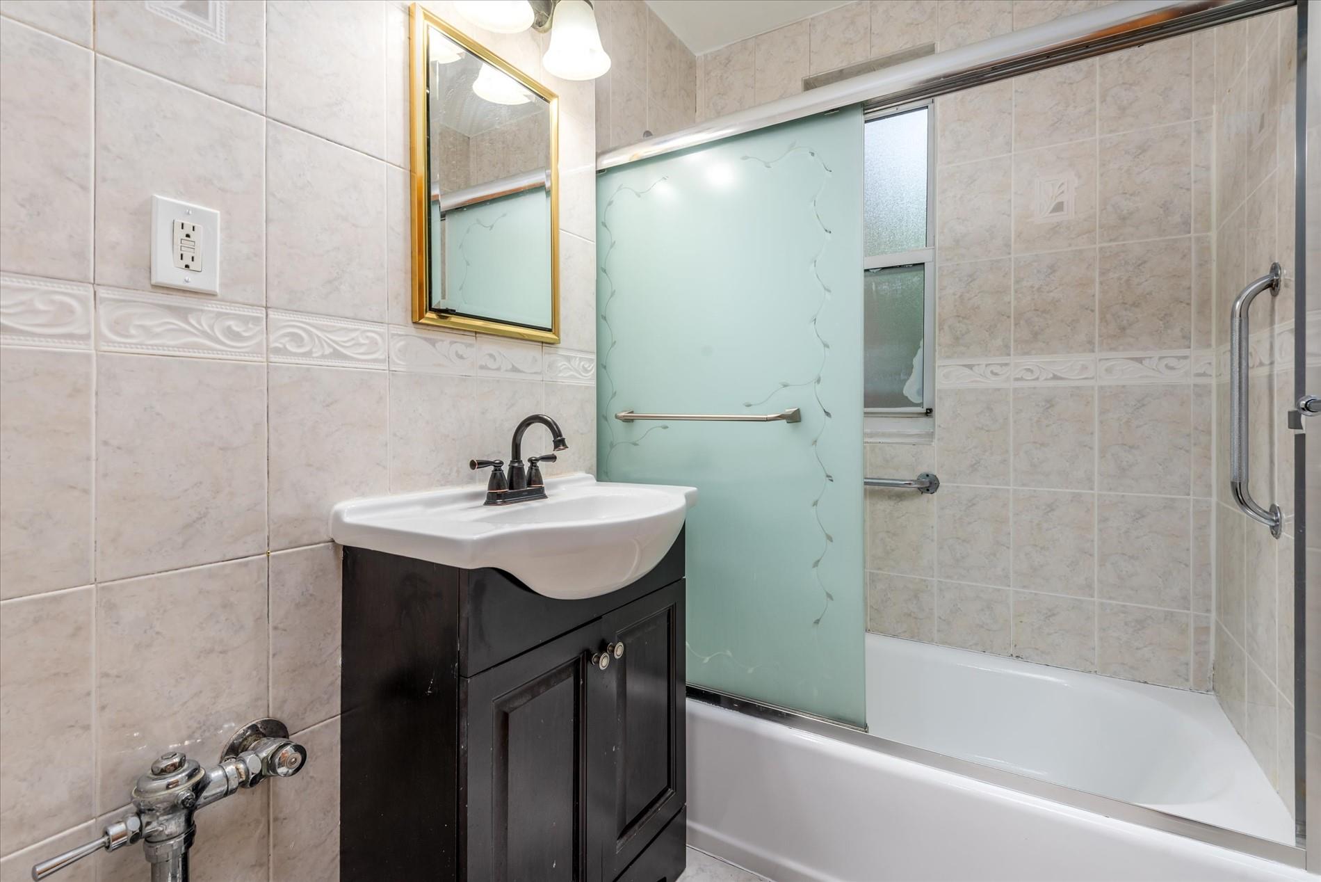 #10 photo, 33-35 81st Street, クイーンズ区 Jackson Heights , NY 11372