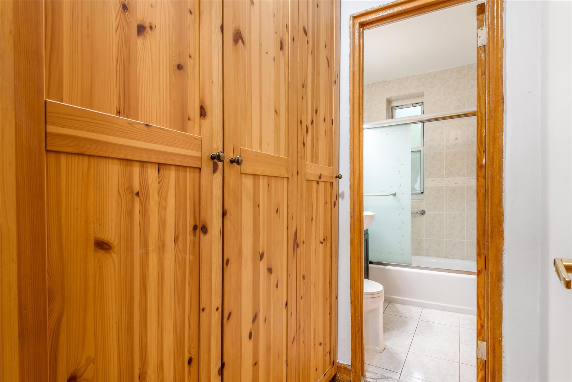 #9 photo, 33-35 81st Street, クイーンズ区 Jackson Heights , NY 11372