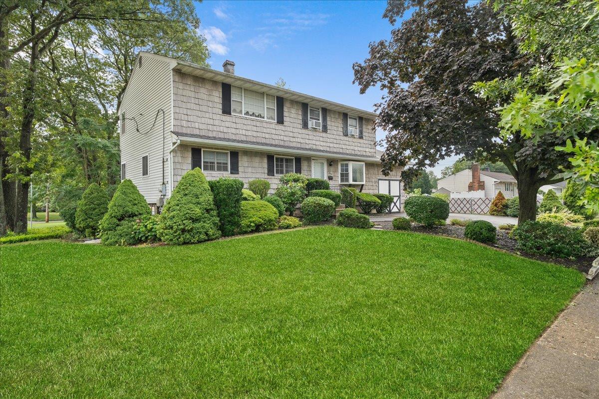 #1 photo, 635 Connetquot Avenue, سوفولك Islip Terrace , NY 11752