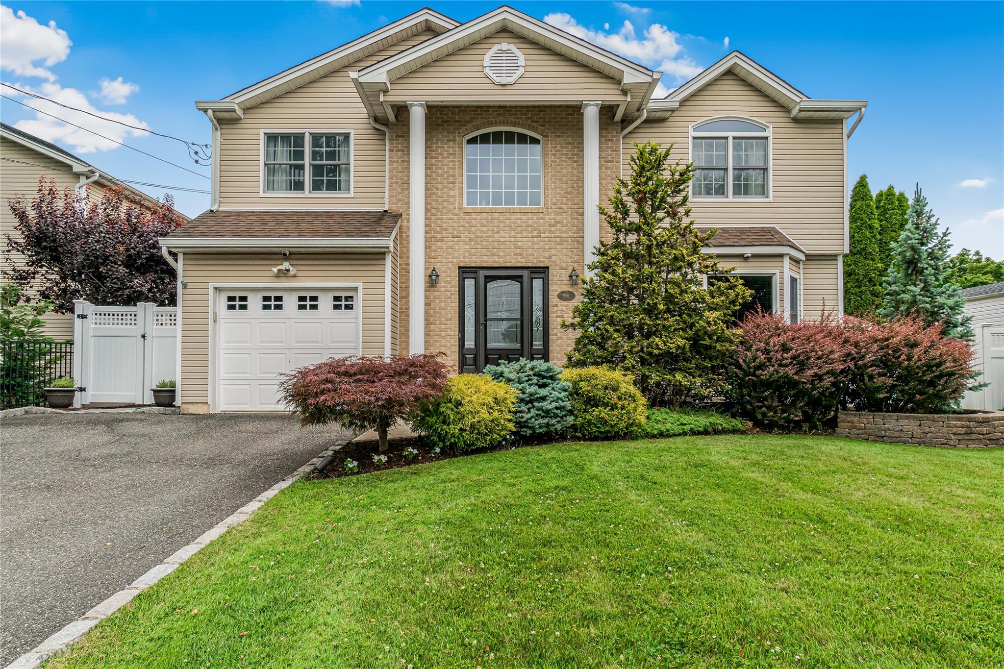 #1 photo, 956 N Park Avenue, Massapequa , NY 11758