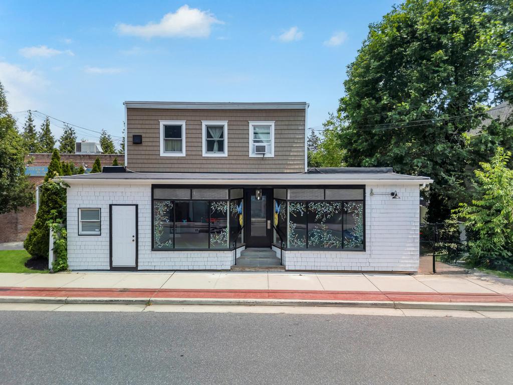 #1 photo, 425 Lake Avenue, Saint James , NY 11780