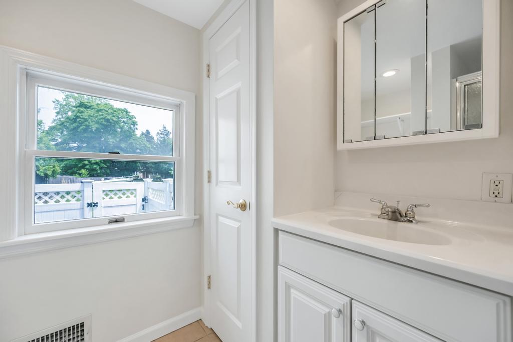 #16 photo, 425 Lake Avenue, Saint James , NY 11780