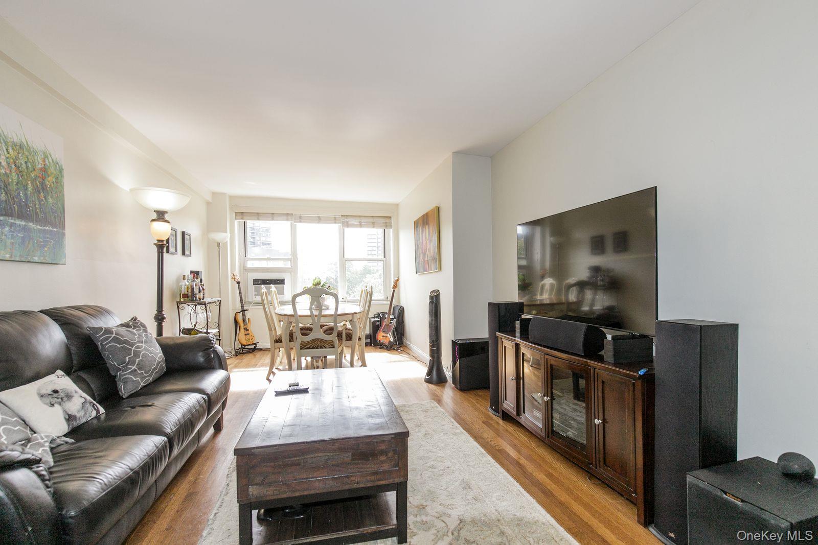 #4 photo, 18-70 211th Street, クイーンズ区 Bayside , NY 11360