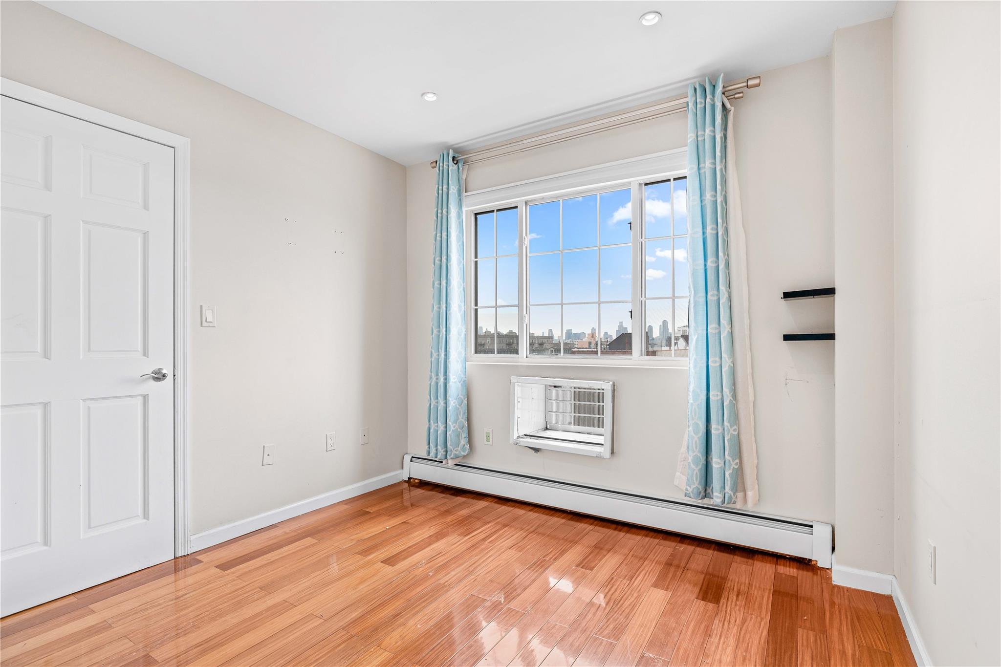 #12 photo, 4333 42nd Street, クイーンズ区 Long Island City , NY 11104