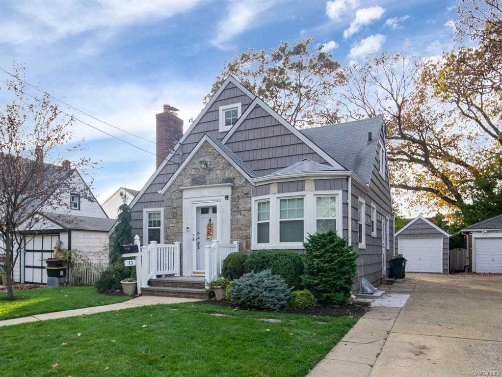 #1 photo, 13 Parkview, Malverne , NY 11565