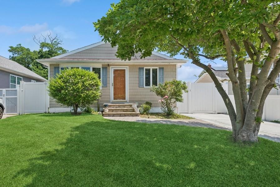 #1 photo, 142 Coolidge Avenue, 東長島 Amity Harbor , NY 11701