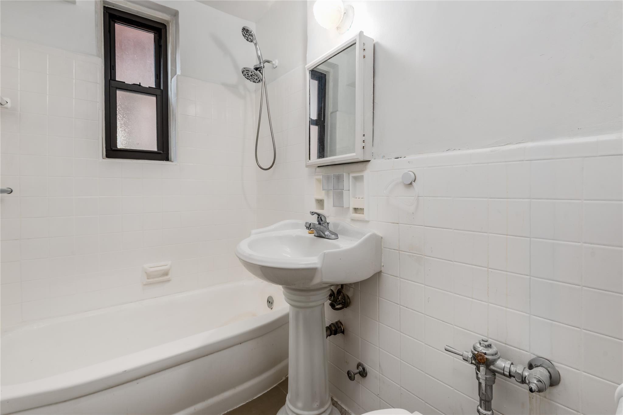 #12 photo, 33-45 94th Street, クイーンズ区 Jackson Heights , NY 11372