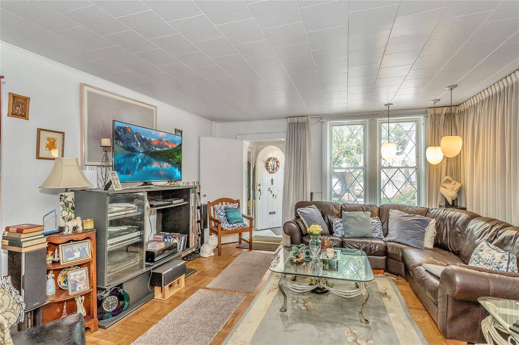 #3 photo, 2541 83rd St, クイーンズ区 East Elmhurst , NY 11370