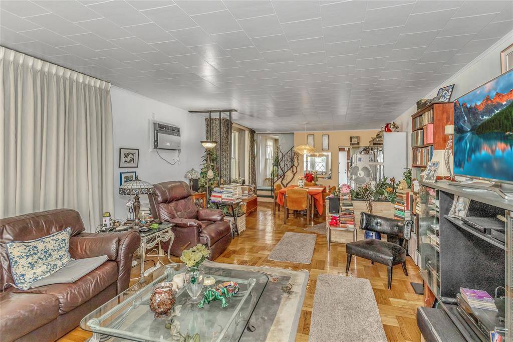 #4 photo, 2541 83rd St, クイーンズ区 East Elmhurst , NY 11370