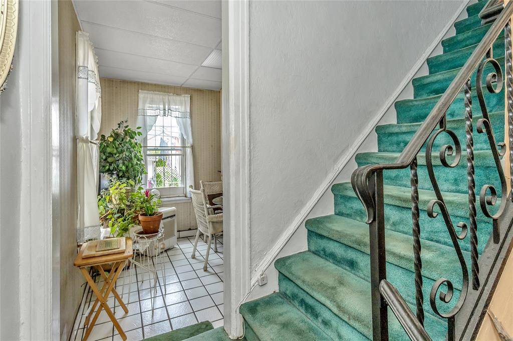 #8 photo, 2541 83rd St, クイーンズ区 East Elmhurst , NY 11370