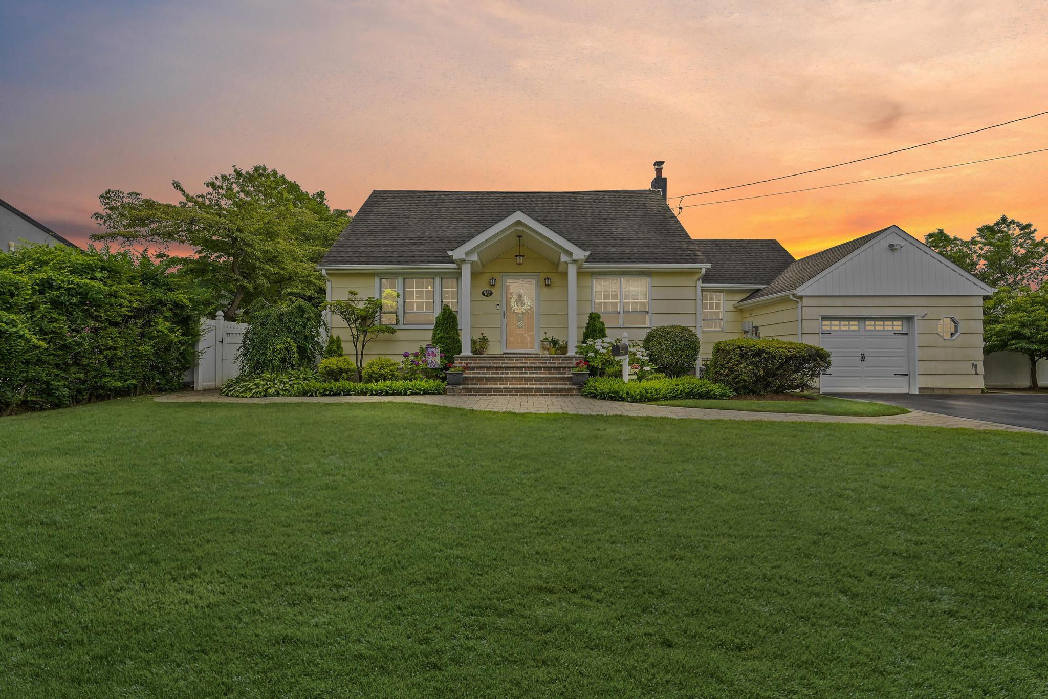 #1 photo, 276 N Utica Avenue, Massapequa , NY 11758