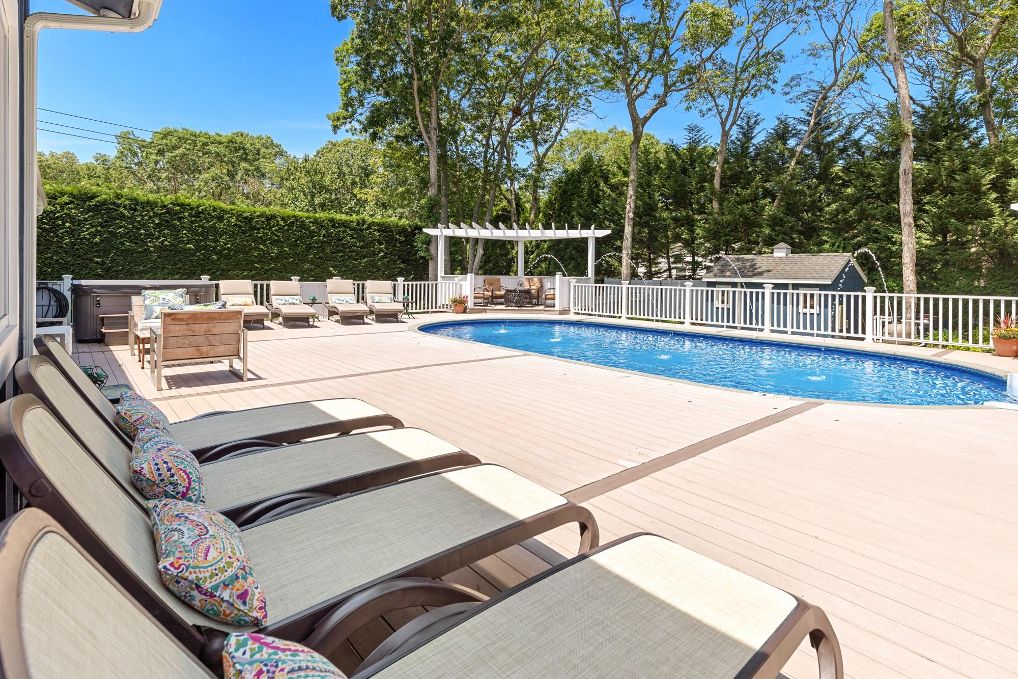 #1 photo, 18 Squires Avenue, سوفولك East Quogue , NY 11942