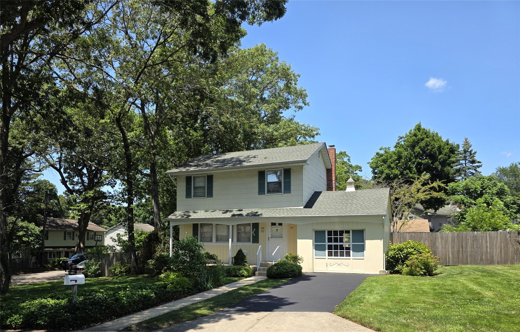 #1 photo, 39 E Lyons Street, Melville , NY 11747